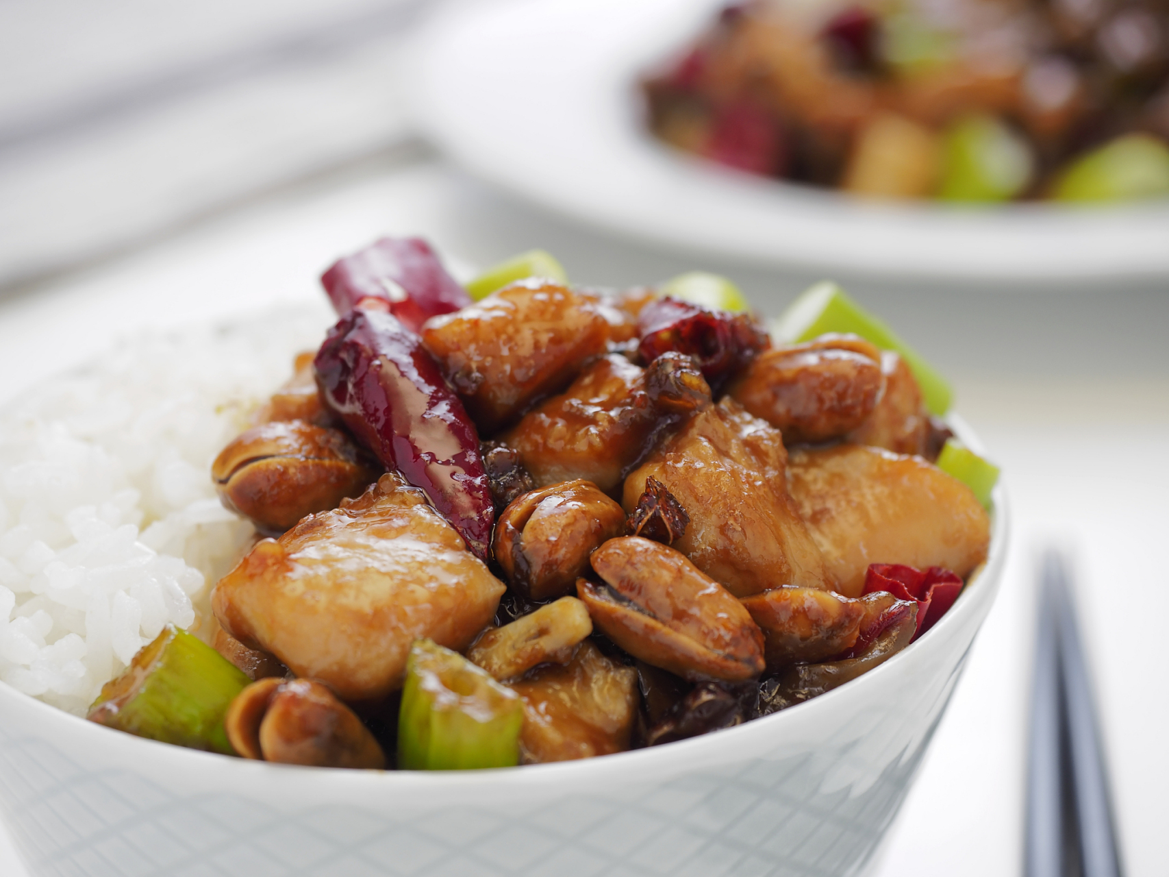 黄焖鸡是一道广受欢迎的中式菜肴,其口感和味道深受人们喜爱.