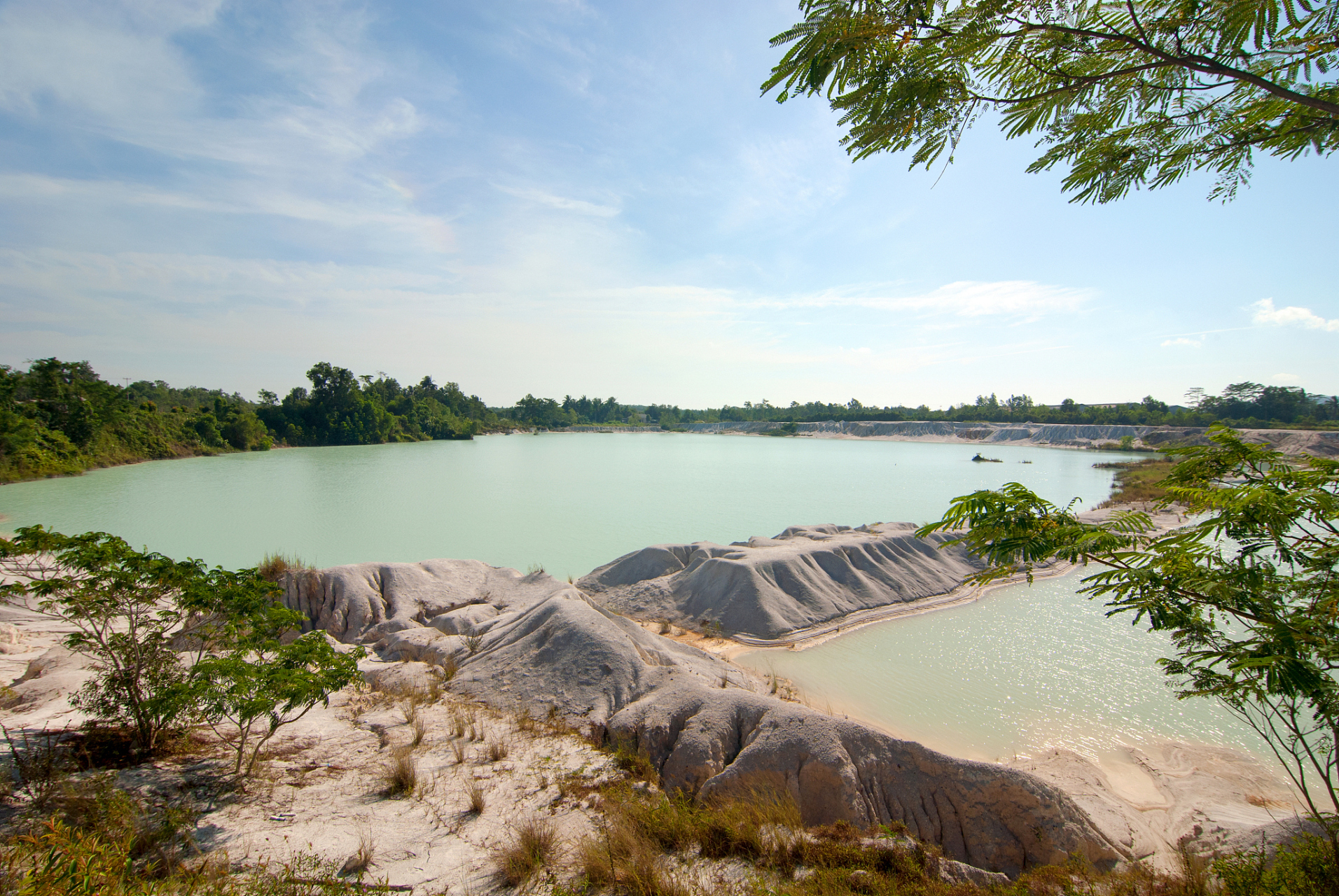 广东湛江湖光岩国家地质公园位于湛江市西南20公里,湖光镇北西4公里