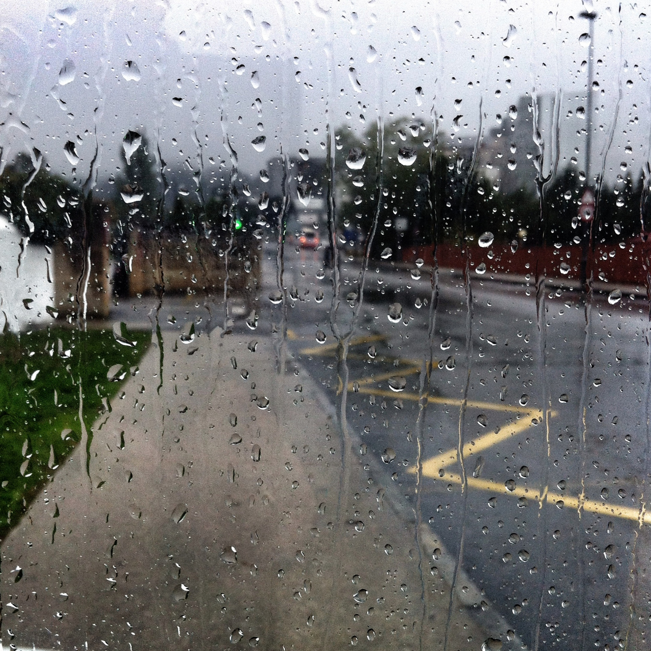 车窗外下雨图片美景图片