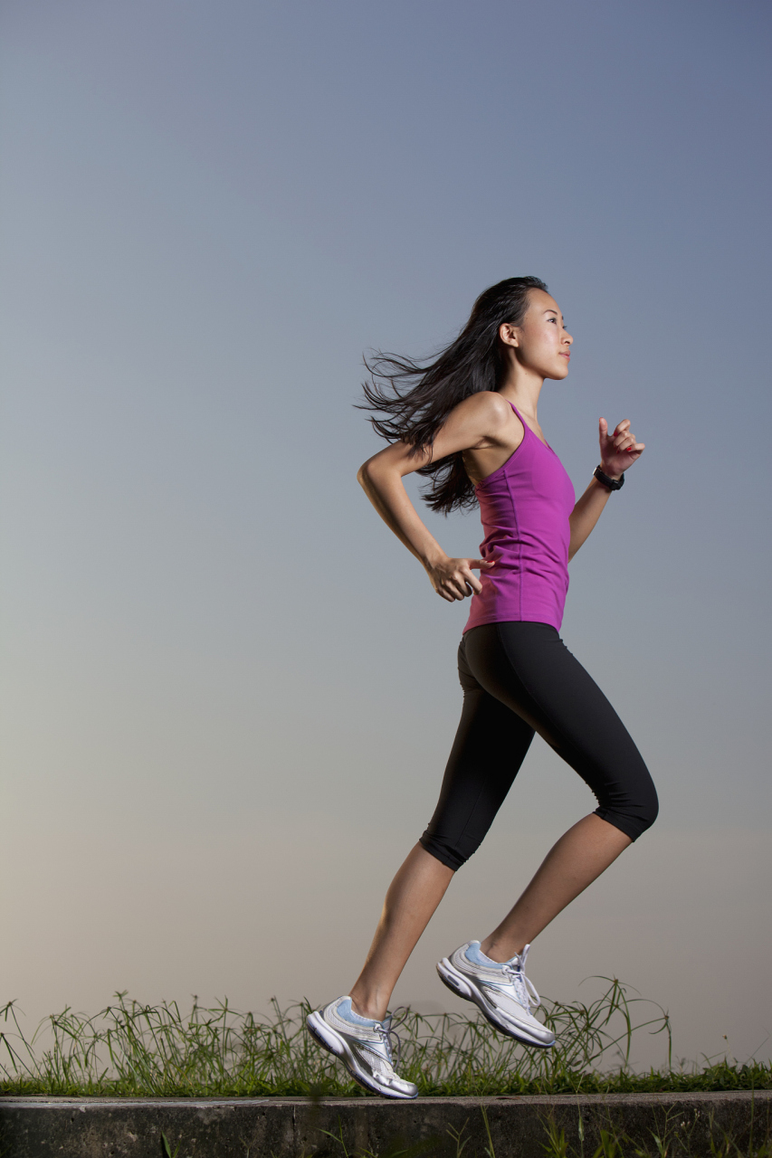 在寒冷的冬天跑步,女生们要注意保暖,排汗和防风.选对装备是关键!