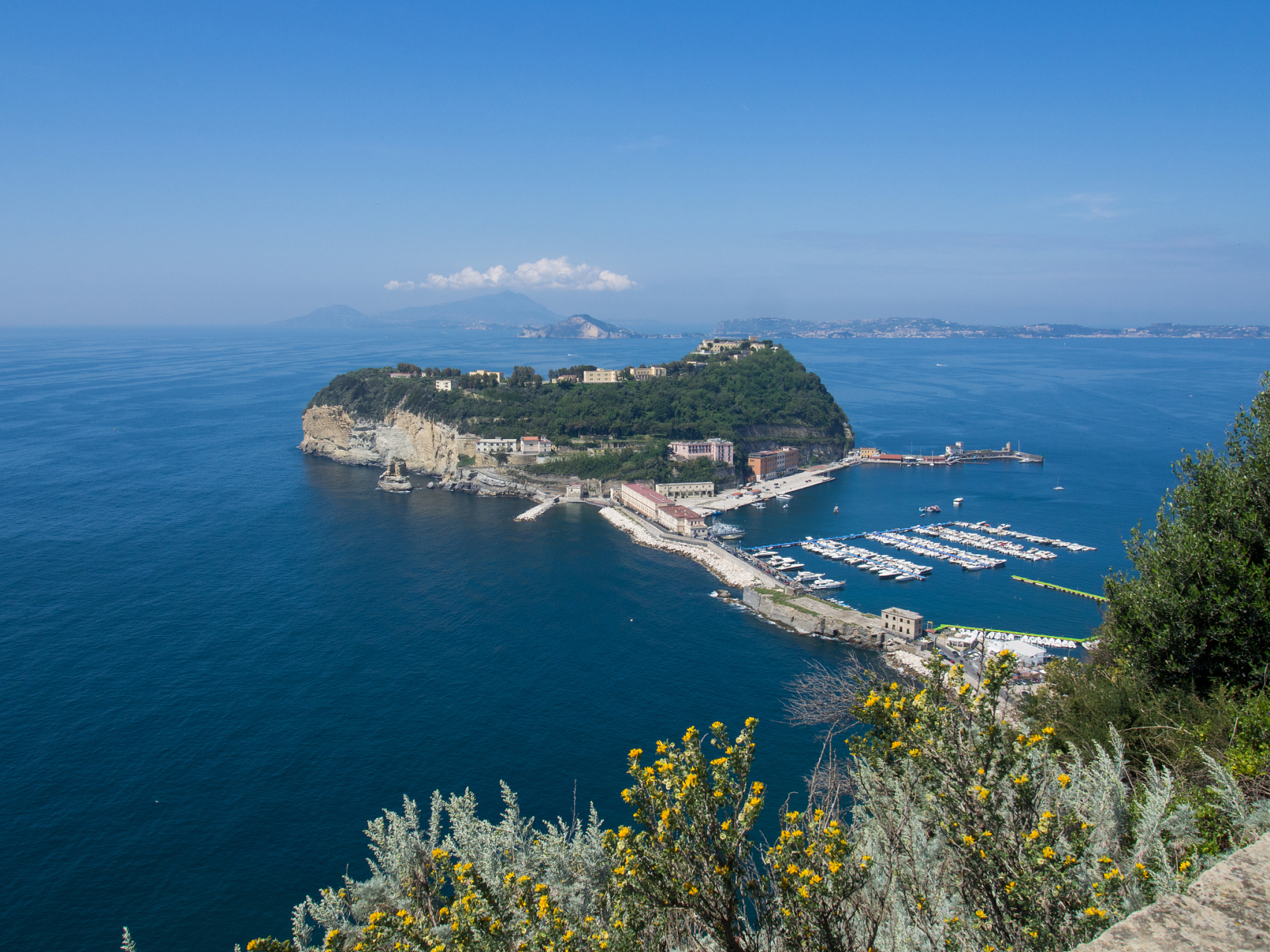 西山岛位于江苏省苏州市吴中区金庭镇,拥有丰富的自然和人文景观.