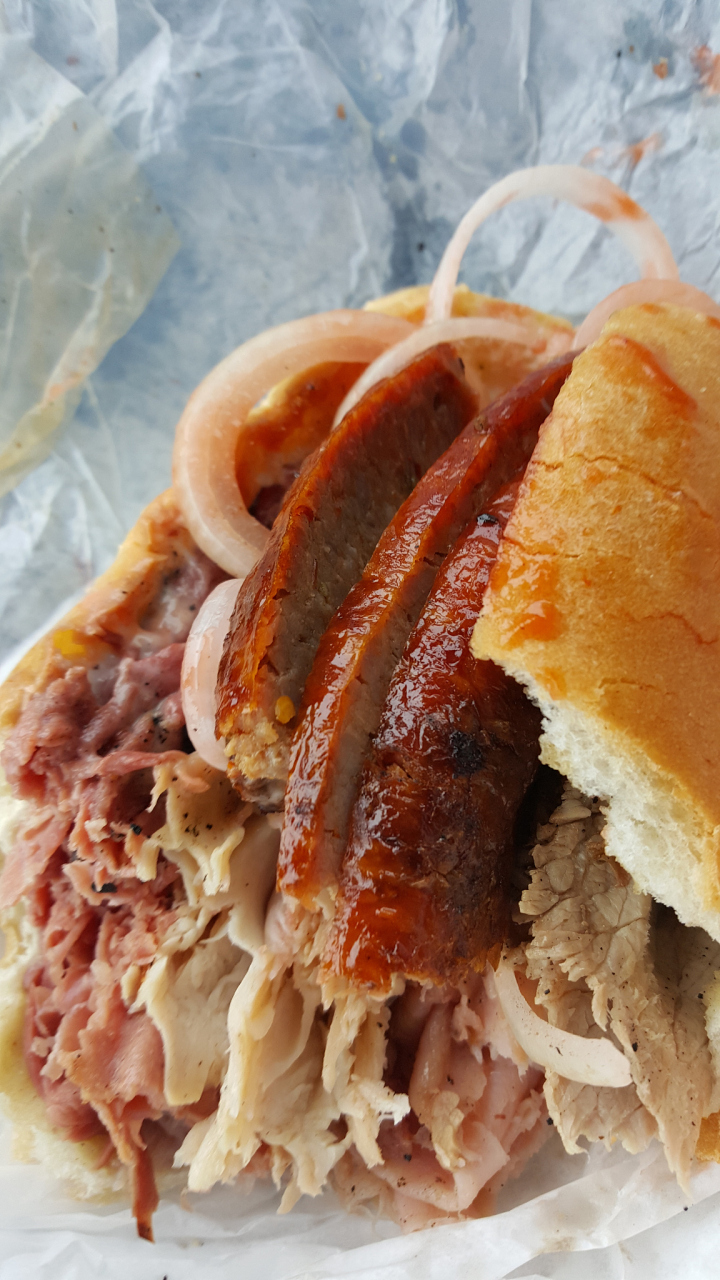 熏肉大饼是吉林省四平市著名的特色传统风味小吃之一,1908年由河北