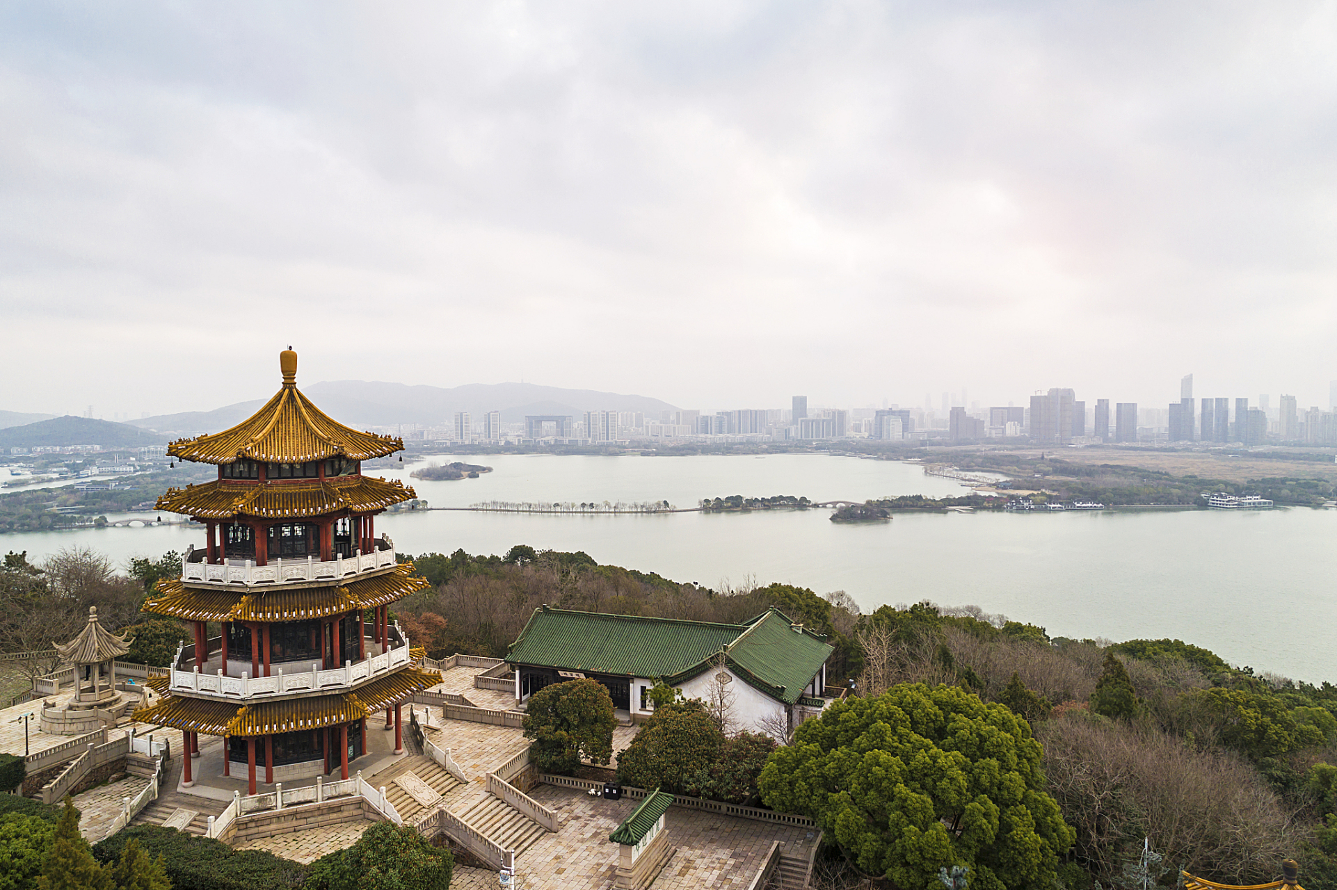 带着避暑攻略上热搜#南京湖山览胜楼位于玄武湖公园梁洲东北部,历史