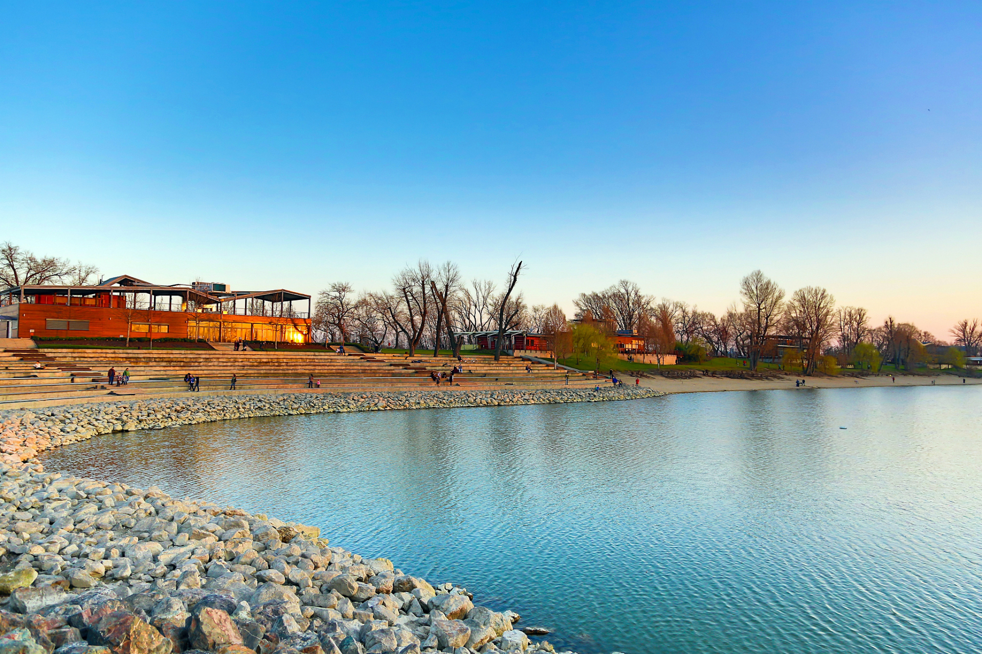 潍坊昌邑青山秀水旅游度假区是一个由山东金宝集团投资开发的矿坑旅游