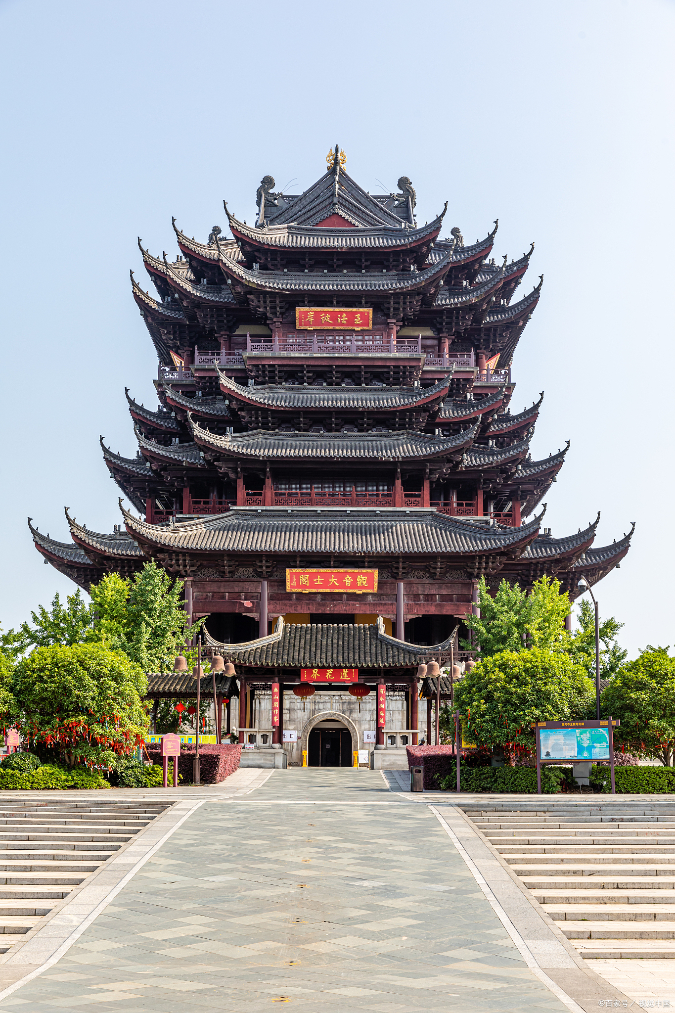 在全球的广阔舞台上,有十五个国家,它们的人口规模均