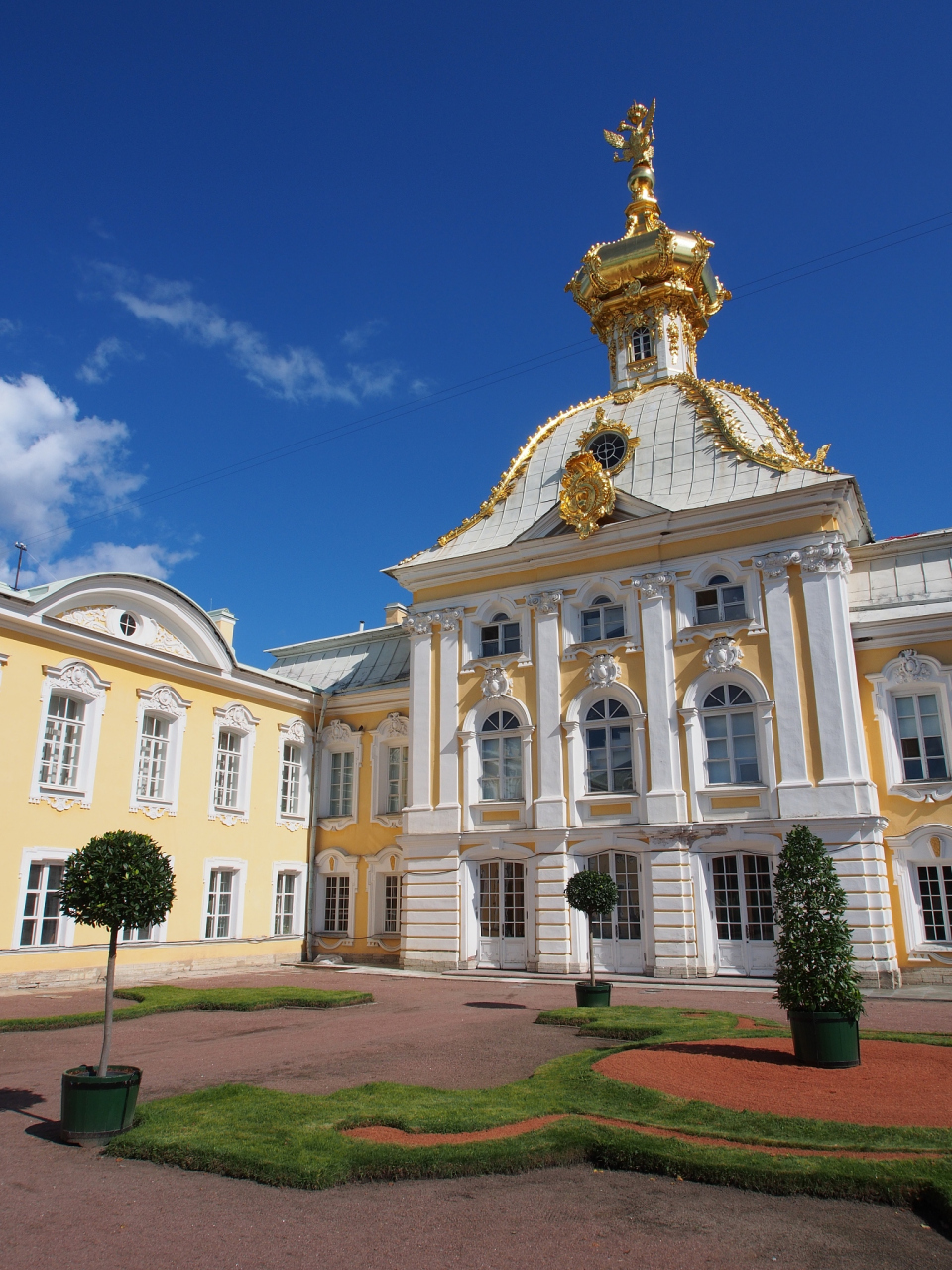 维尔茨堡宫位于法兰克福和纽伦堡之间的河谷盆地里,四周山峦起伏,是