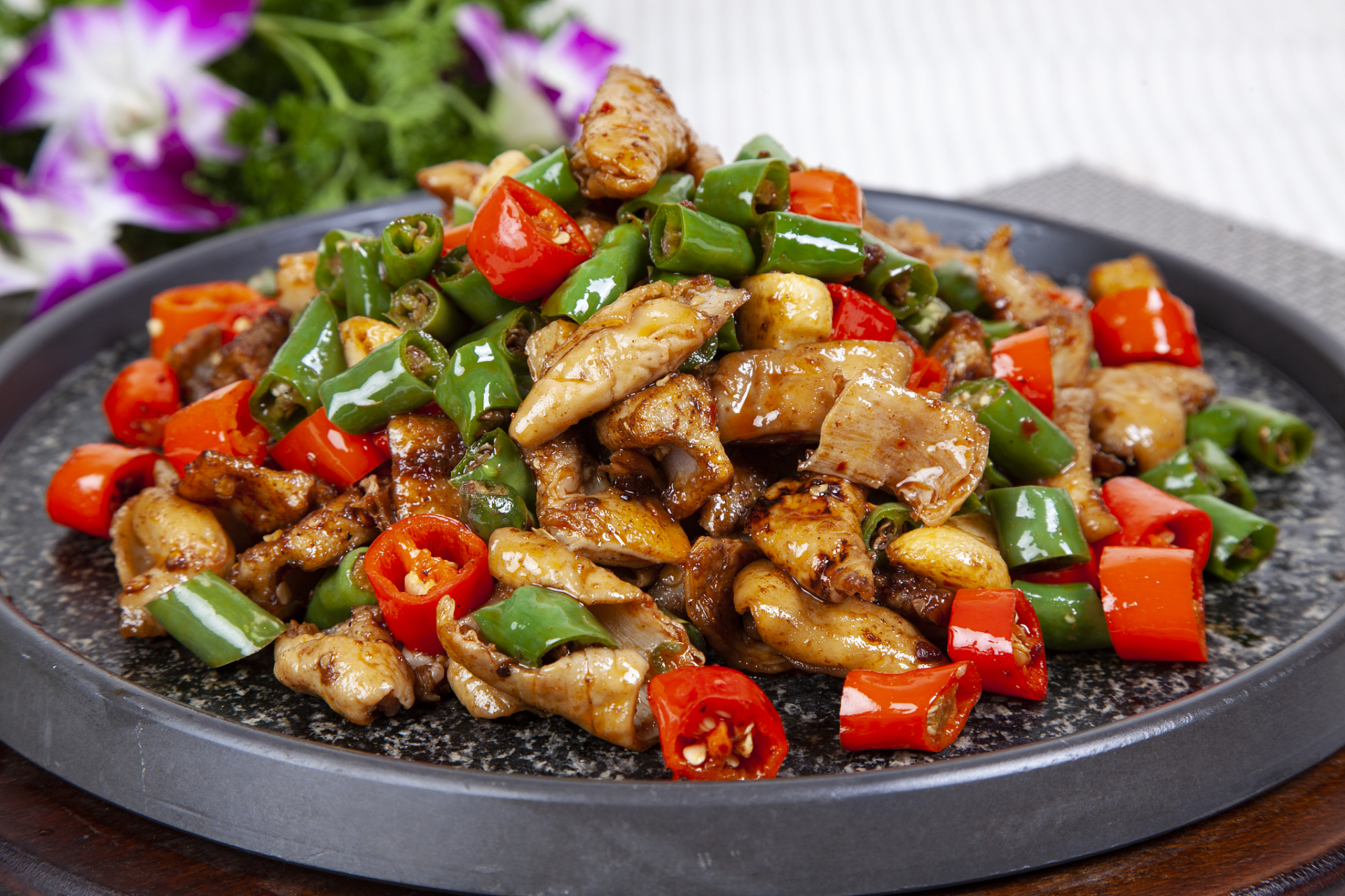 萍乡小炒肉,一道承载着传统风味的名菜,以其鲜香辣味而闻名于世.