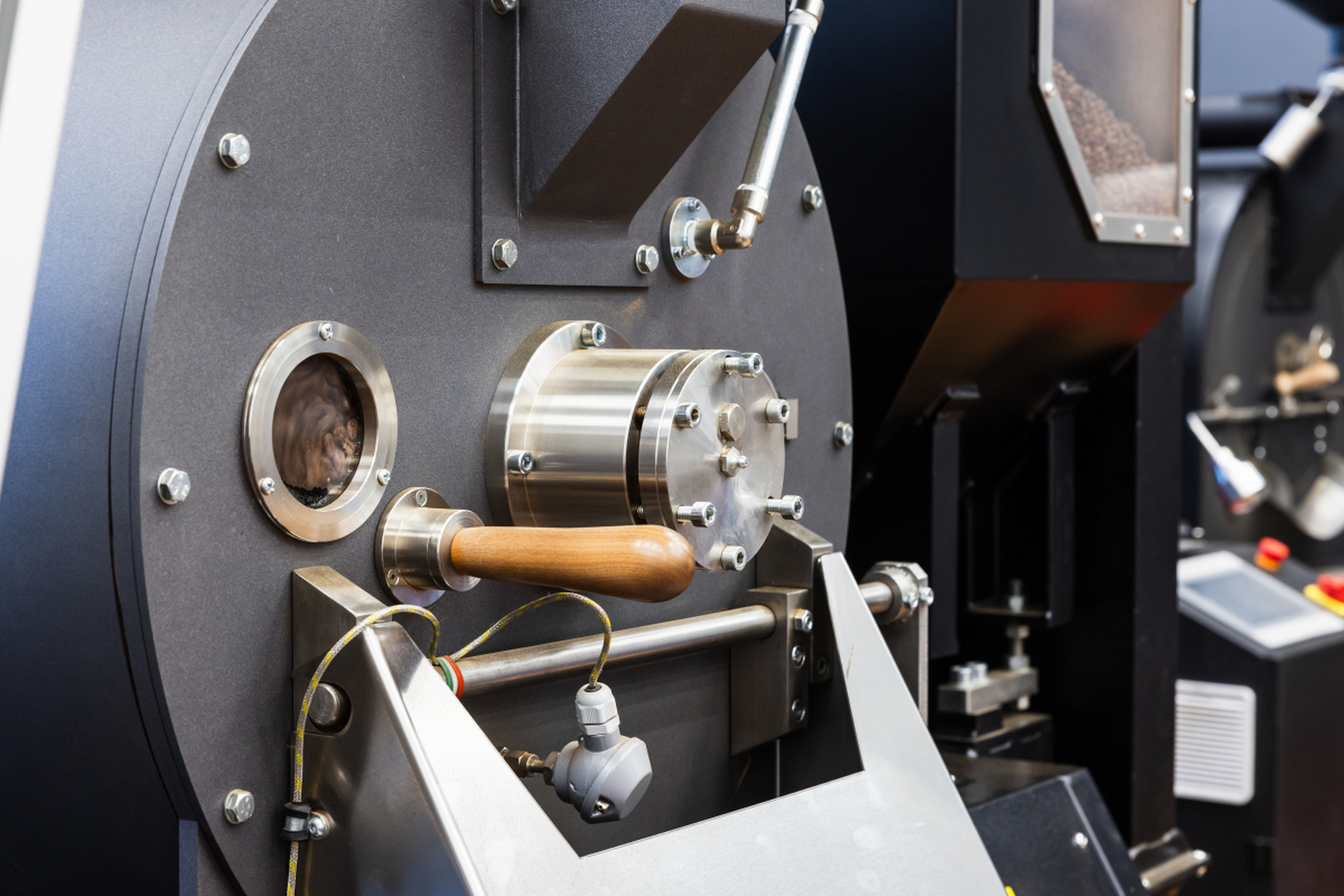 镜面抛光机利用旋转或振动方式,通过研磨材料对工件表面进行摩擦加工