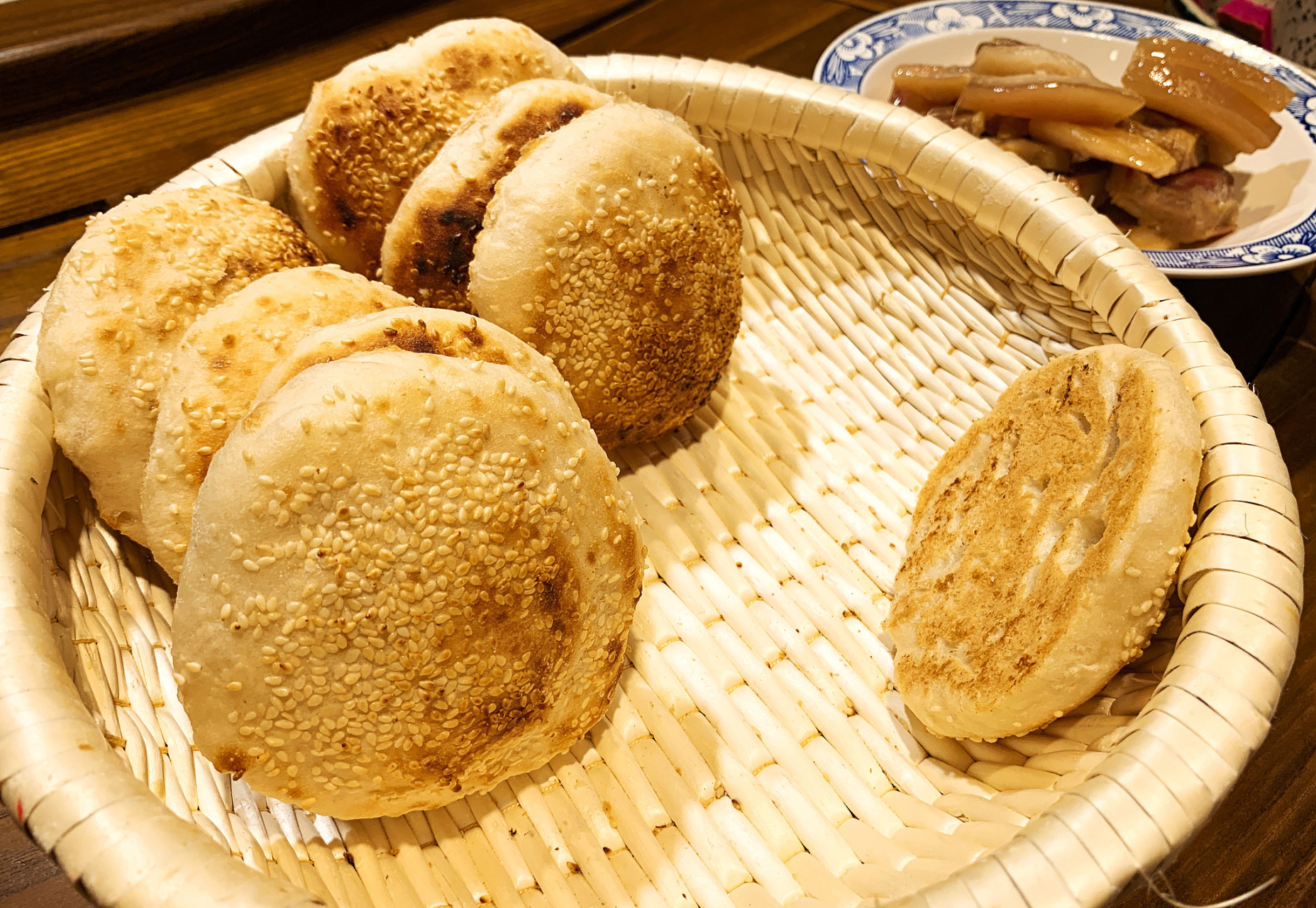 周村烧饼,淄博周村素有"天下第一村"之称,距今已有1800多年的历史