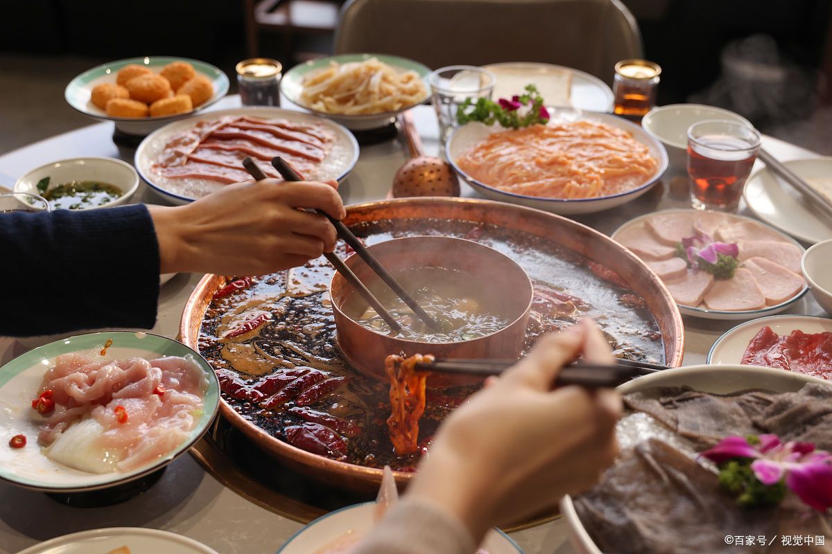 首先,我要推荐的是「聚缘鲜火锅」,这家店的牛肉和羊肉都是必点