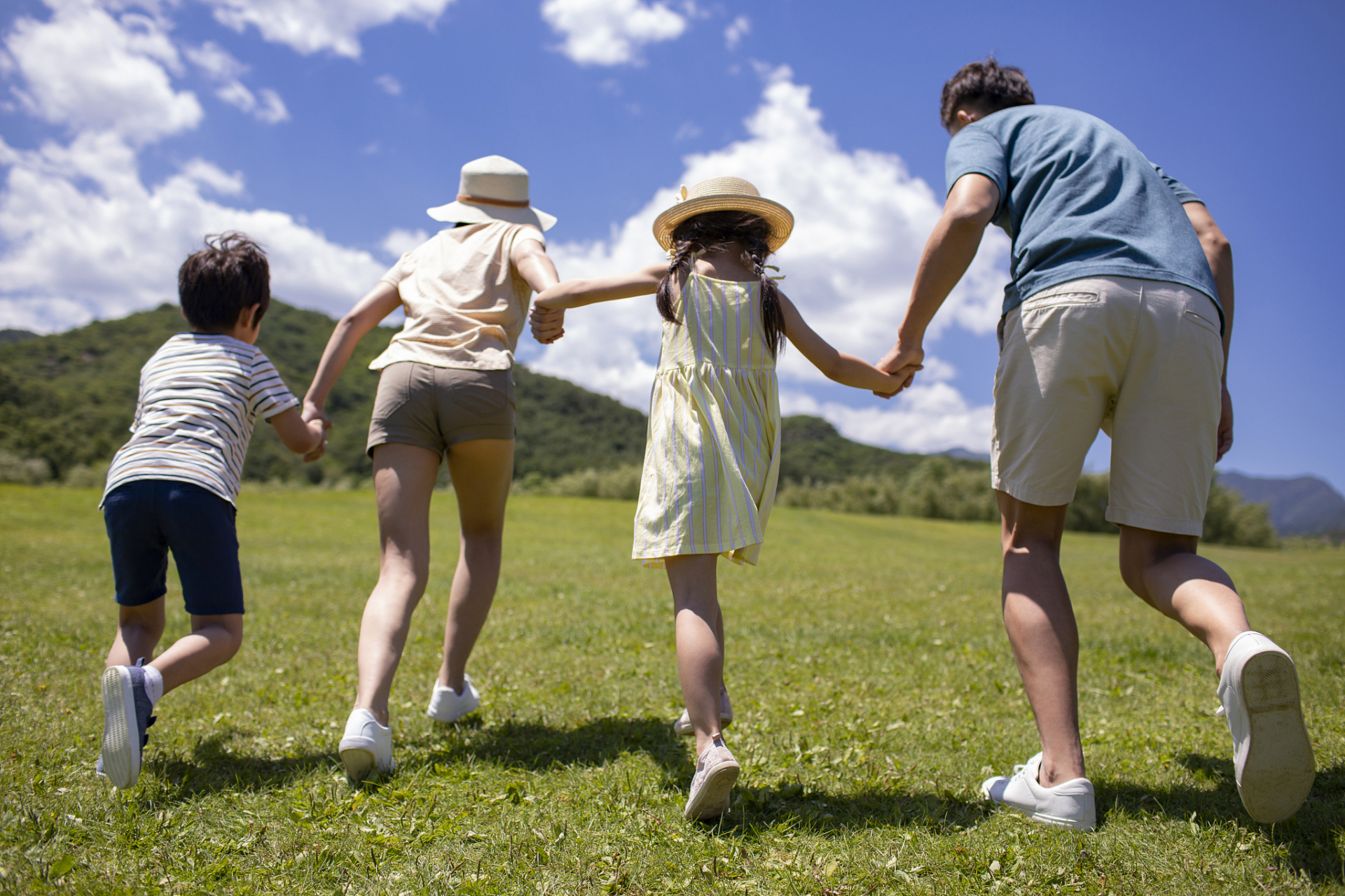 亲子互动是家庭教育中非常重要的一环,它可以帮助建立亲子关系,促进