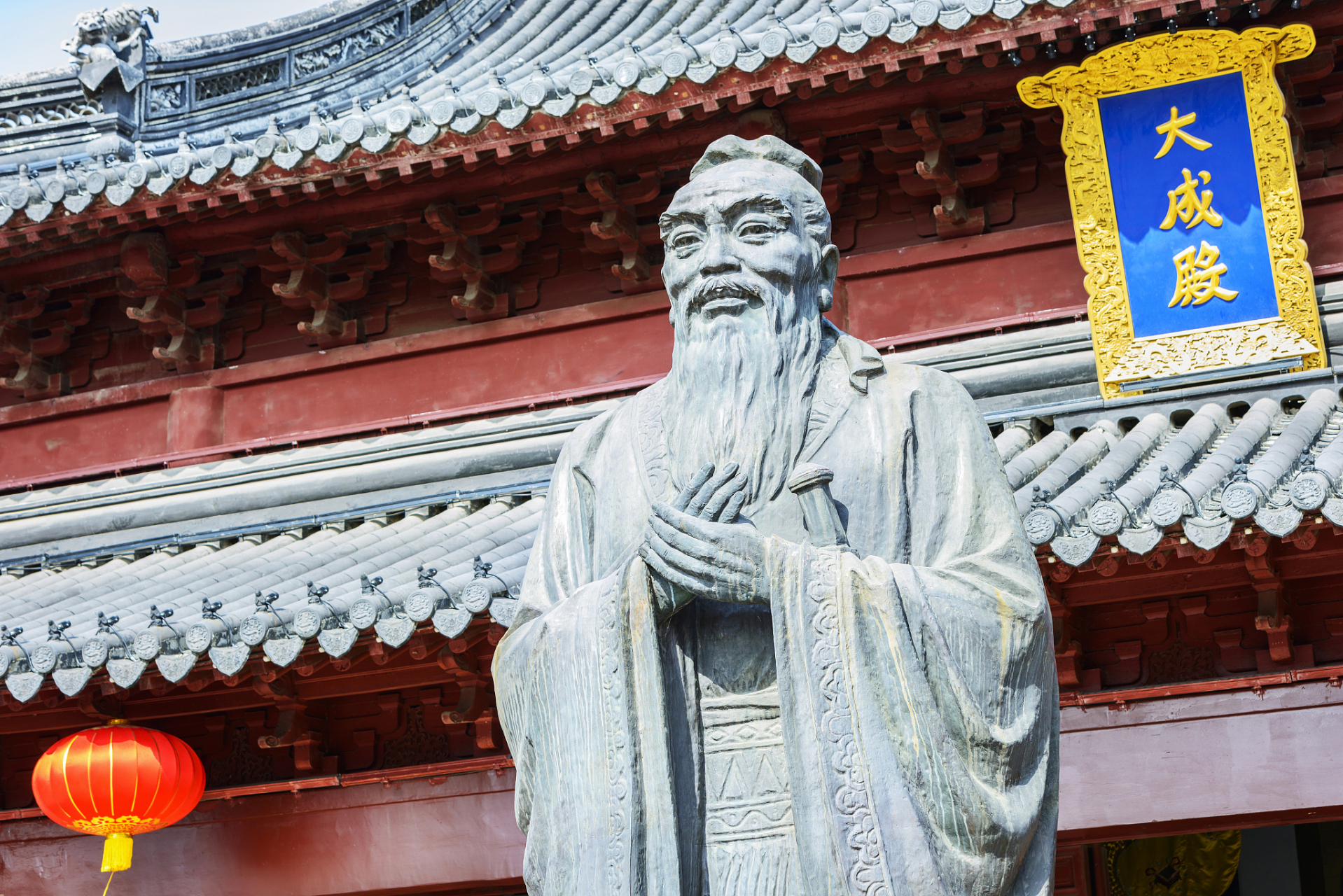 南京夫子庙是纪念孔子的庙宇,拥有古老的建筑和孔子像,是游客喜爱的