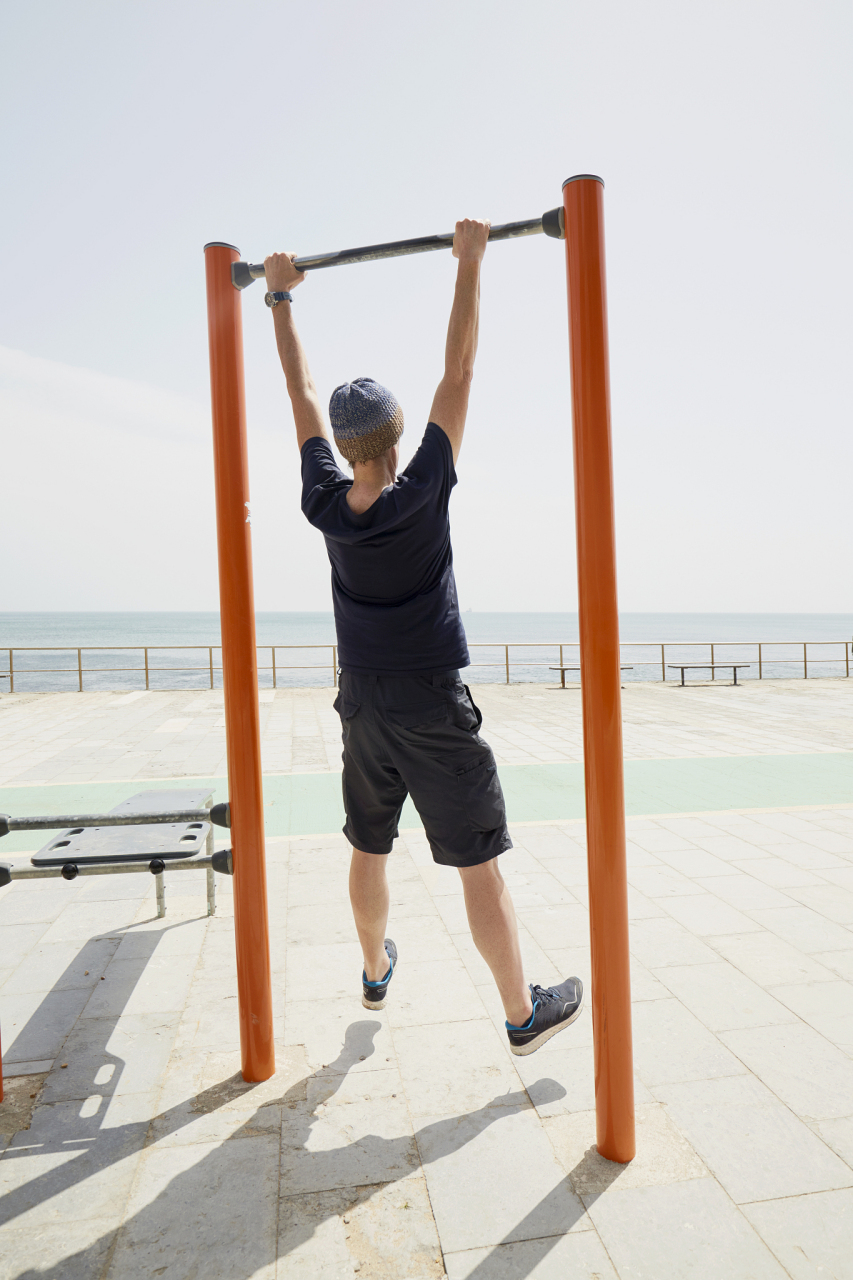 拉单杠的坏处:  如果是单纯的硬拉单杠,会把肌肉拉死,实际上不利于