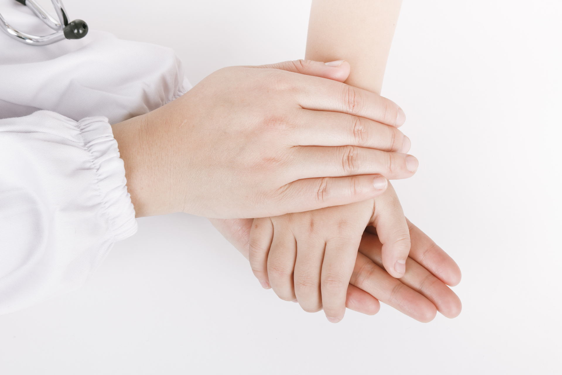 这时候,大伯母找到每家的当家人,想让小辈们去试试