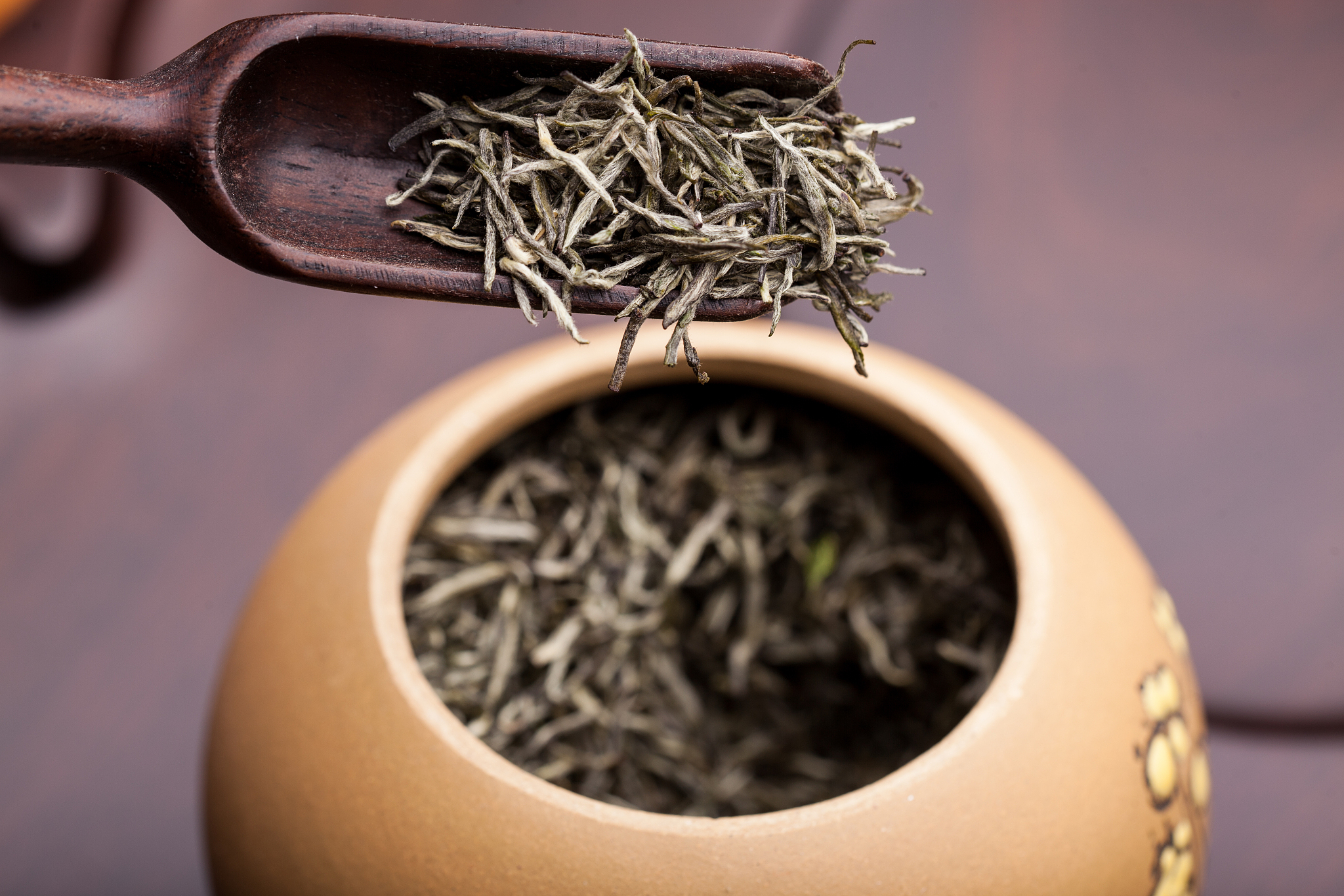 白茶节气茶是依据中国农历二十四节气采摘制作的白茶,强调茶叶与自然