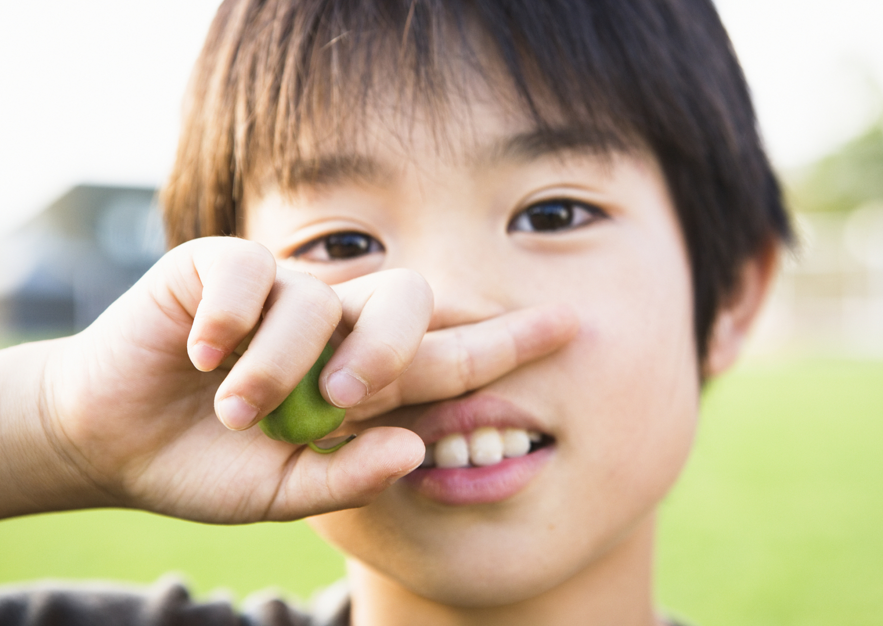 通过抠鼻孔,可以缓解干燥,肿胀的鼻粘膜带来的瘙痒,刺痛感,从而达到