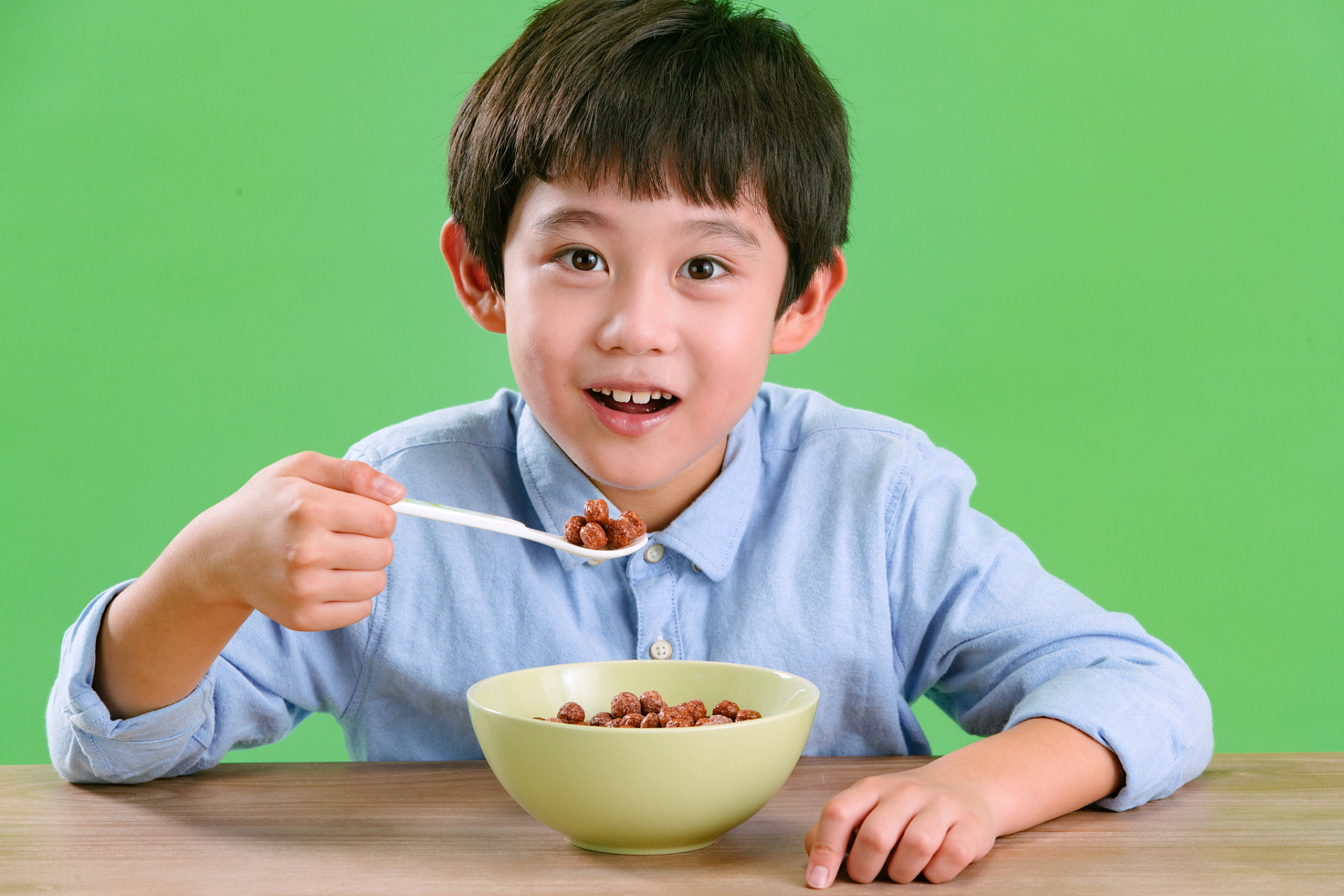 孩子不好好吃饭,这几招轻松搞定  6969孩子吃饭不好好吃,每次吃饭