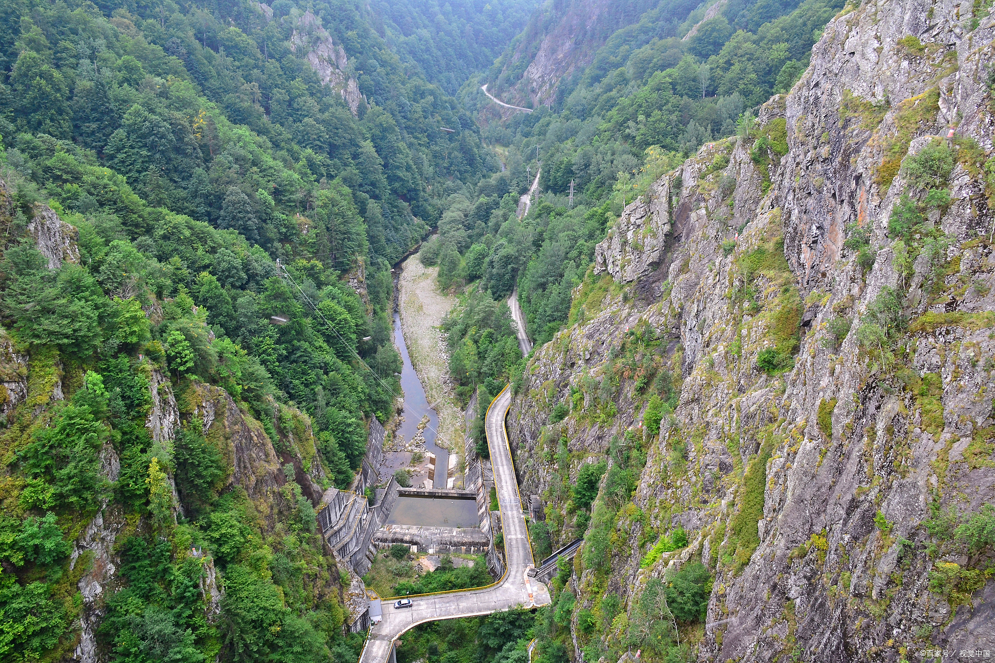 龙门山风景名胜区,位于四川省成都市彭州市,是一个集旅游,科考,度假