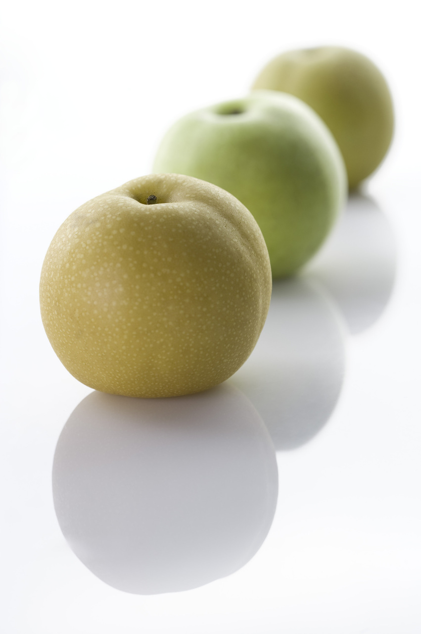 红心梨果肉鲜嫩多汁,口感清爽甜美,富含维生素和纤维素,具有养生价值.