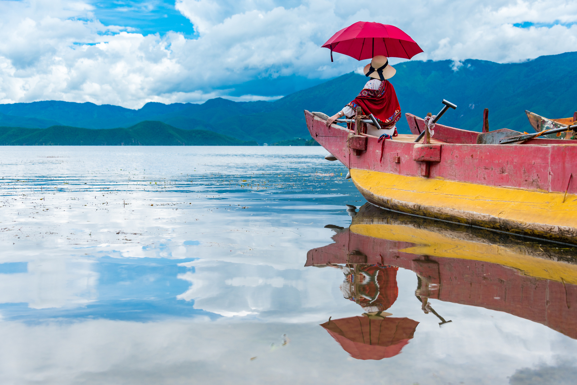 泸沽湖的水性杨花是多少人的心之所向,洁白的花朵漂浮在湛蓝清澈的