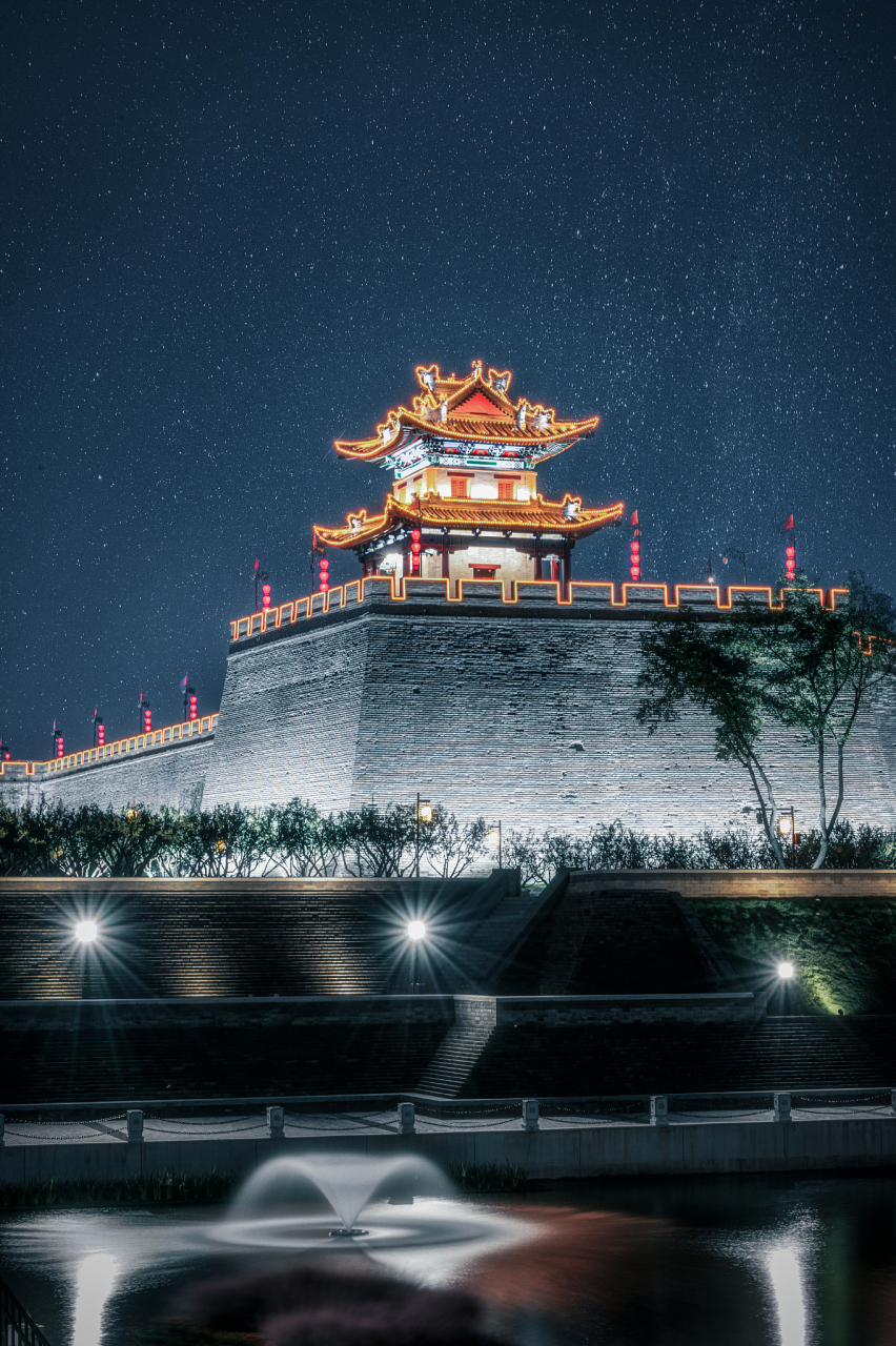 西安城墙夜景:历史古城的璀璨夜色  当黄昏降临时分外引人注目了;那