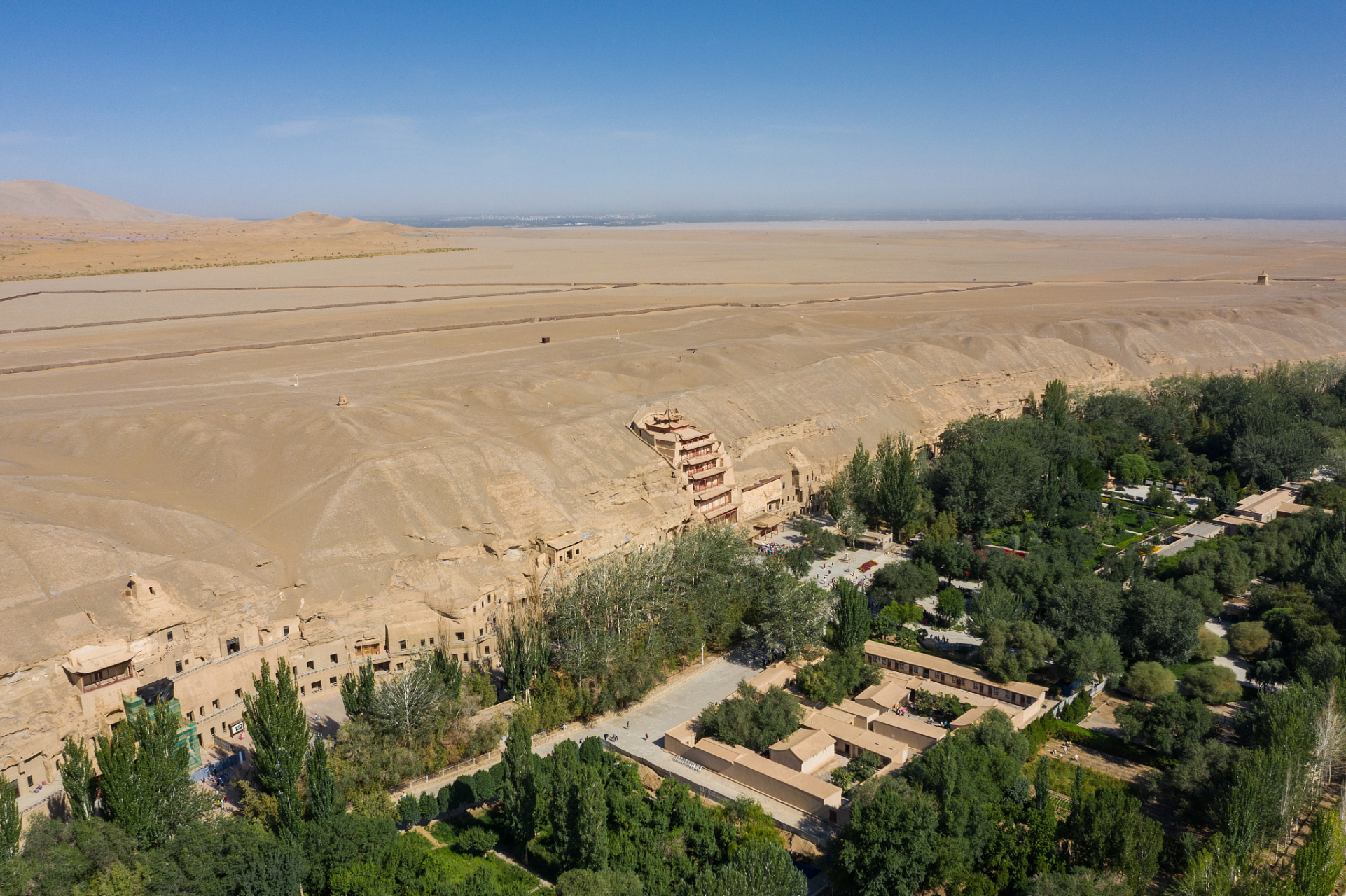 嬉行记# 位于甘肃省酒泉市敦煌县的沙之源沙漠露营地是敦煌一处笔受