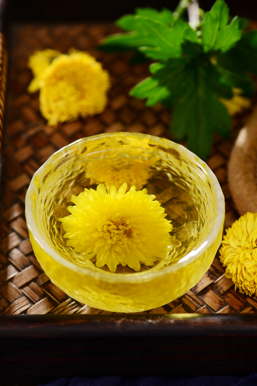 金丝皇菊茶的功效与作用 清肝明目,清热解毒 金丝皇菊茶是以金丝皇菊