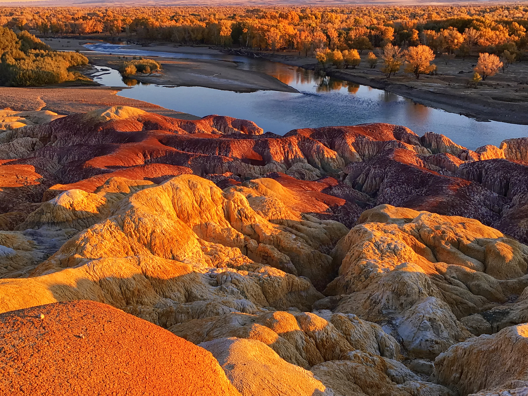 五彩湾是在一片戈壁荒漠中的一个五彩缤纷的世界,以怪异,神秘,壮美而
