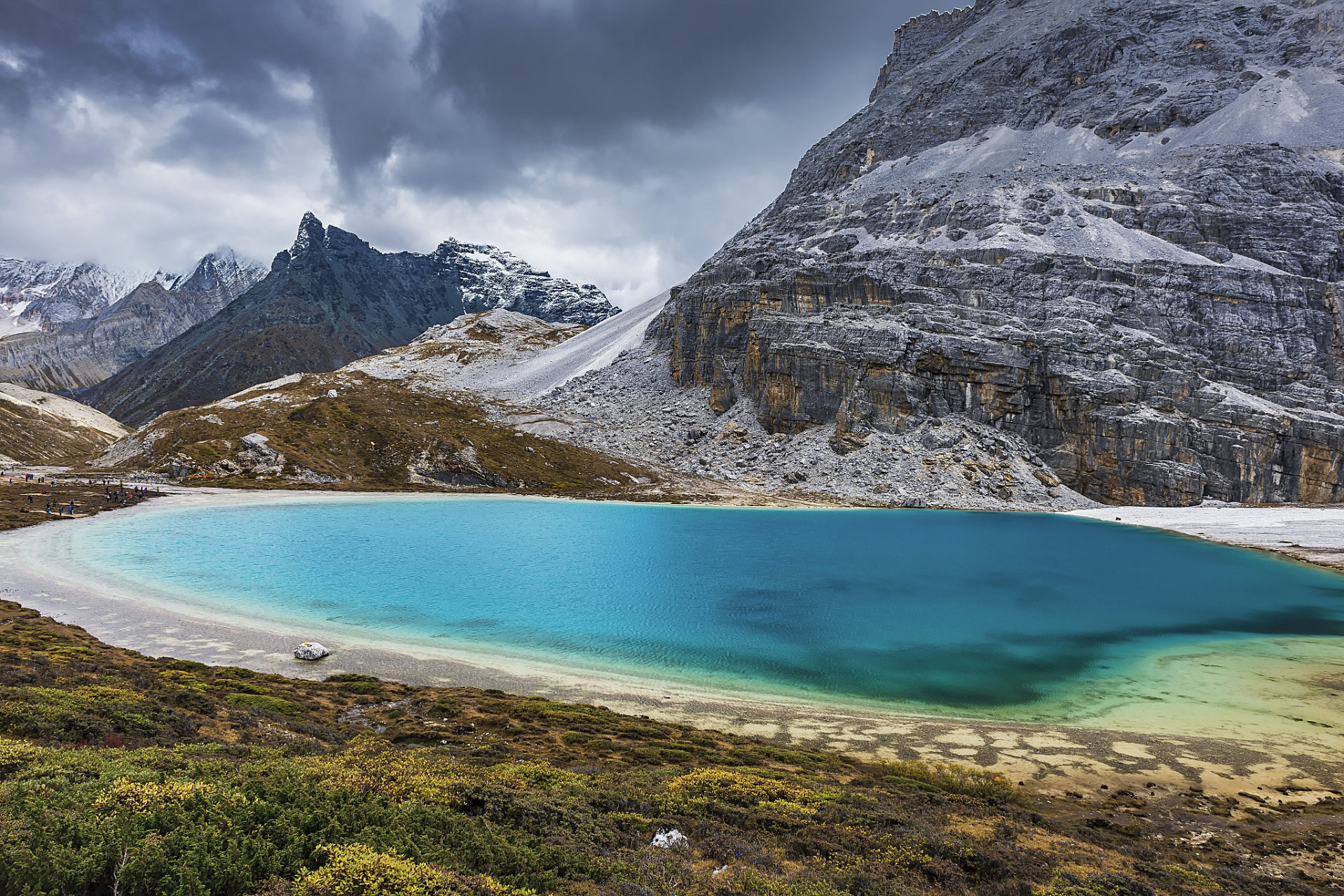 亚丁风景区(全名:稻城亚丁风景区)位于四川省甘孜藏族自治州稻城县
