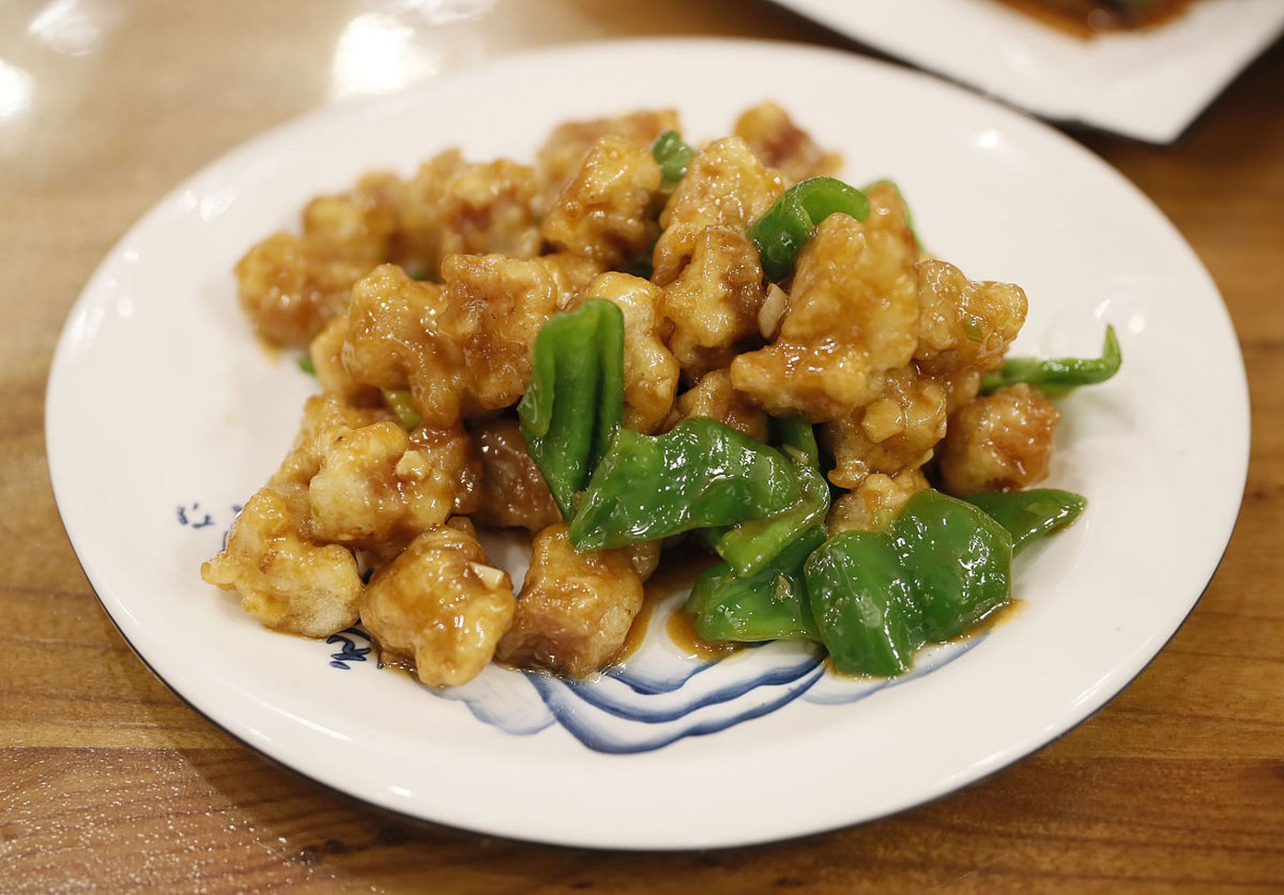 以下是制作滑溜肉片的详细步骤:  准备食材:选用新鲜的里脊肉或猪瘦肉
