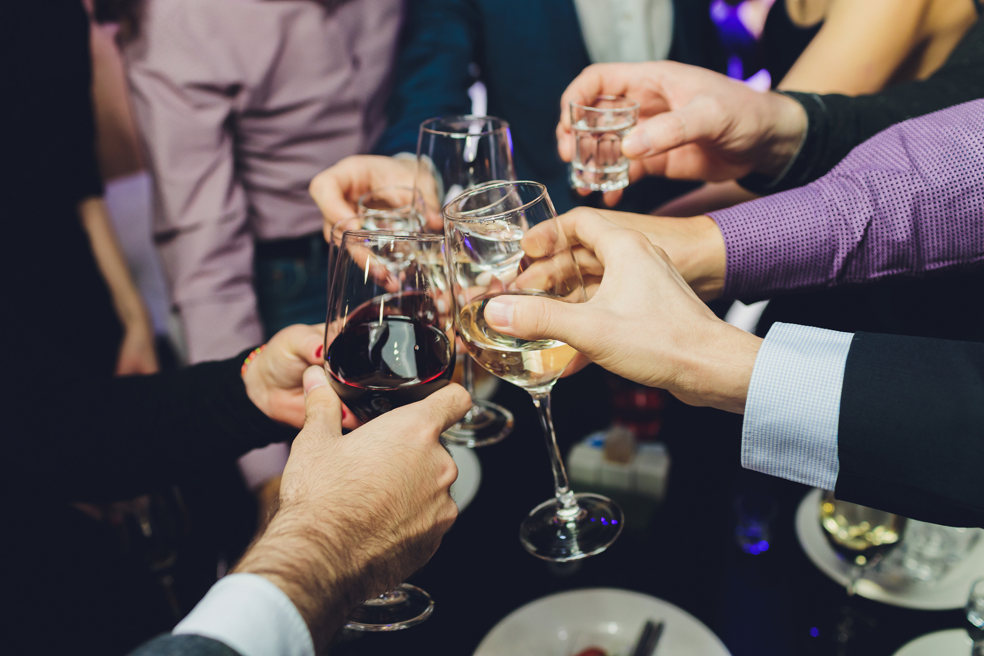 提醒:参加酒局应酬的时候一定要知道这"4种暗示",不懂的话早晚吃亏