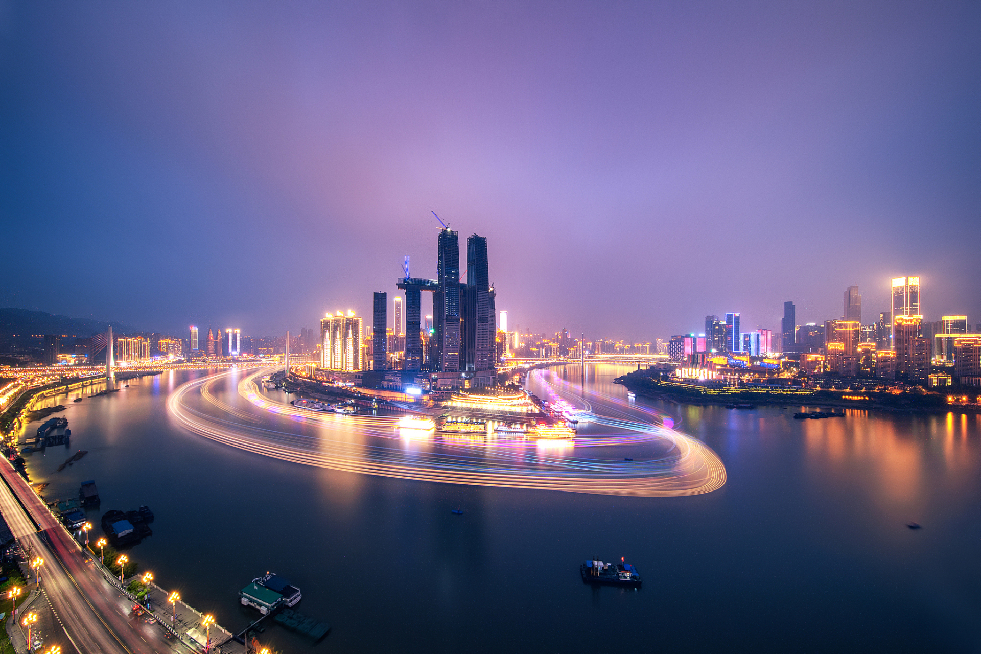 作为重庆夜景最佳观赏地之一——南滨路,一到晚上,游客和当地人络绎不