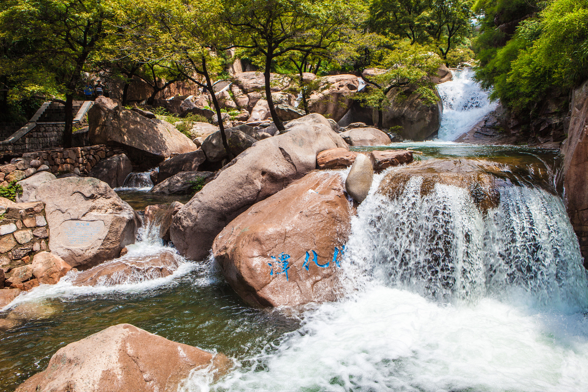 游览崂山风景区:崂山风景区是崂山的主要景点,有许多美景和文化遗产