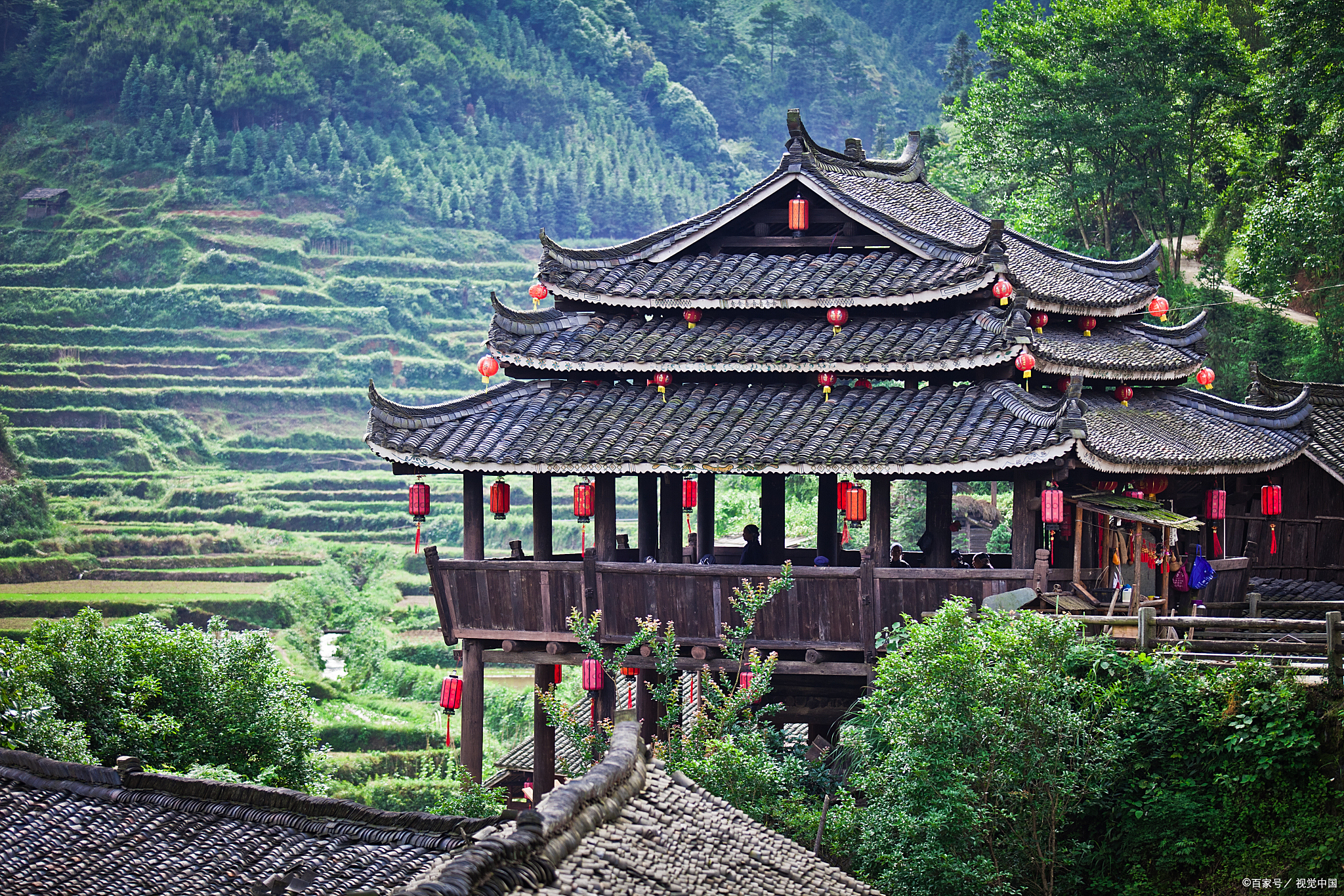 贵州这一古建筑,高约20米,风格为少数民族风格,还是集会场所