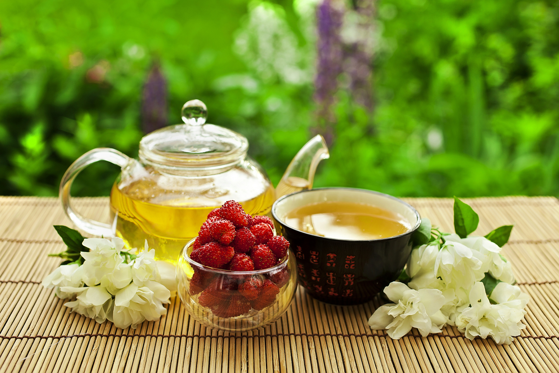 杞菊地黄茶: 杞菊地黄茶是一种中医草药茶,含有枸杞,菊花,山药等,有助