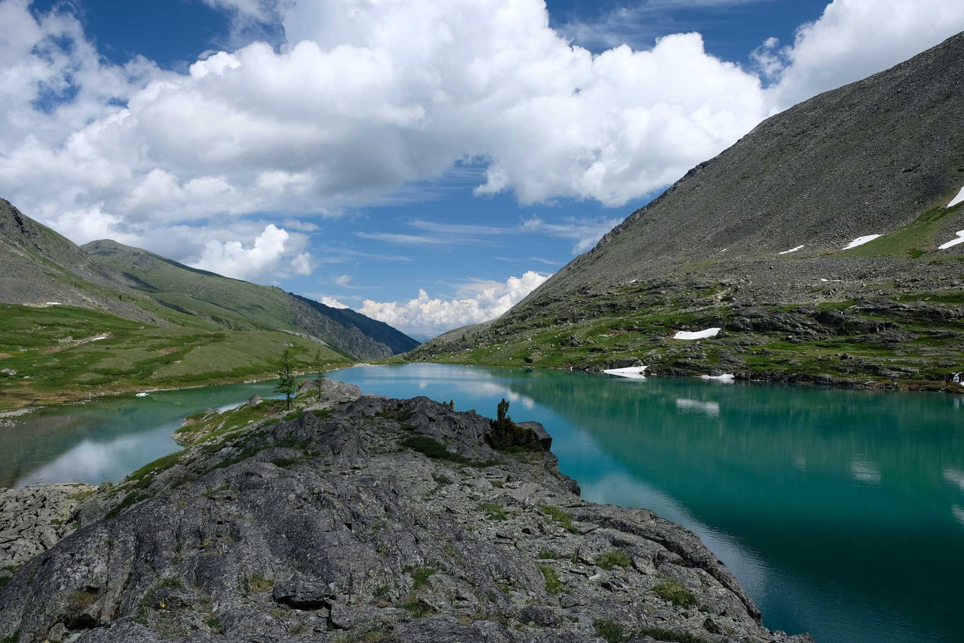 春游尼洋河风光带,位于中国西藏自治区林芝市,是春日里一处不可错过的