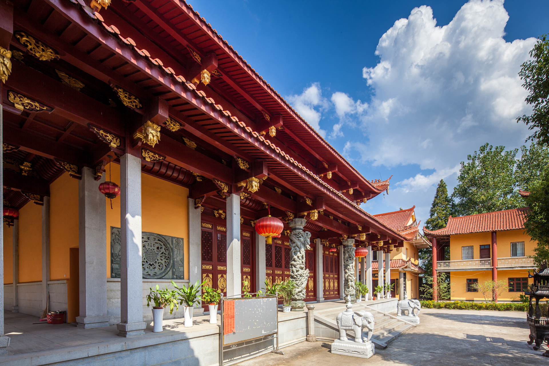 在这个周末,我选择了汕头市两英镇古溪岩南山道场灵显寺作为游玩地点.