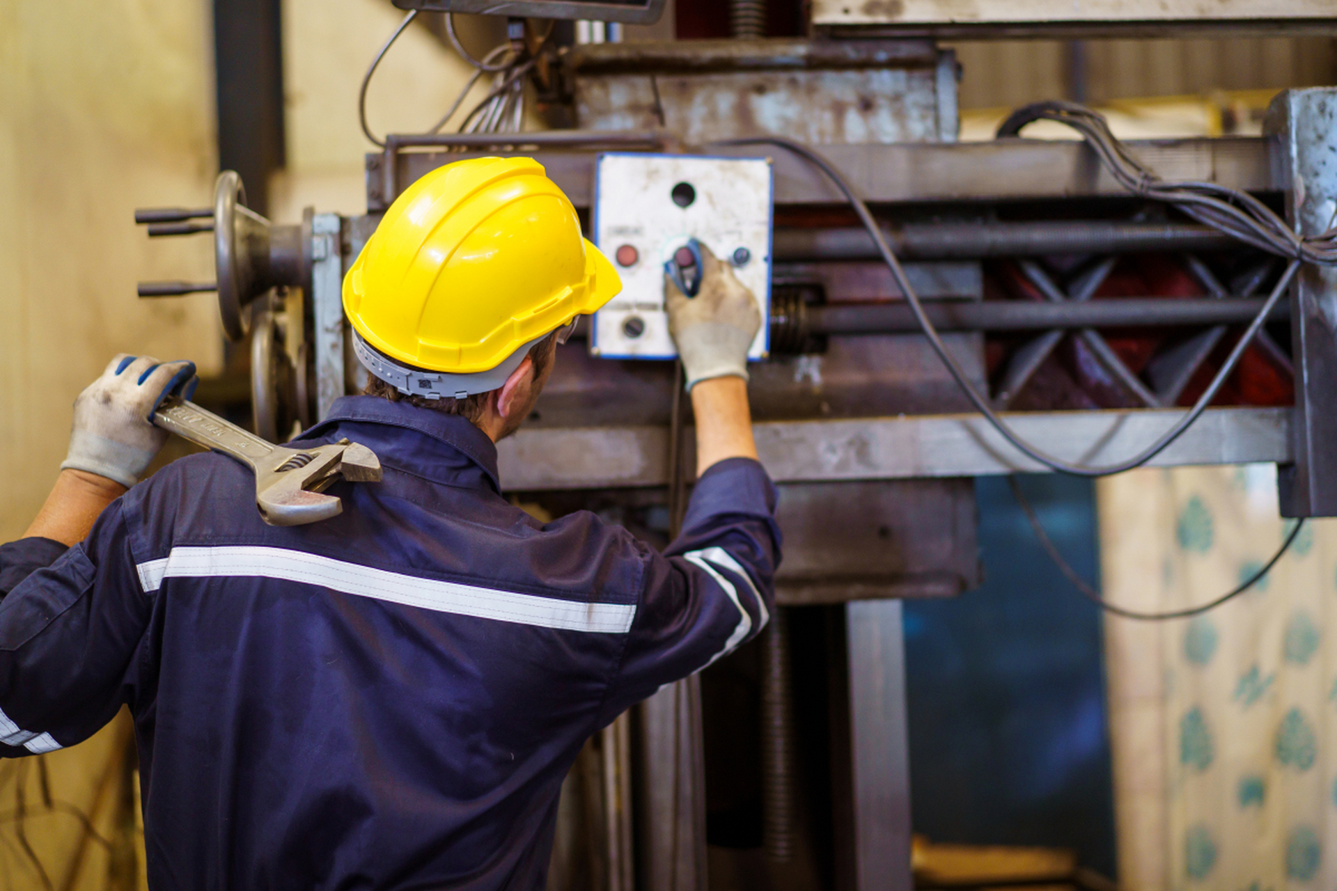 仪表工是一种专门从事仪表的安装,维修和调试工作的技术人员