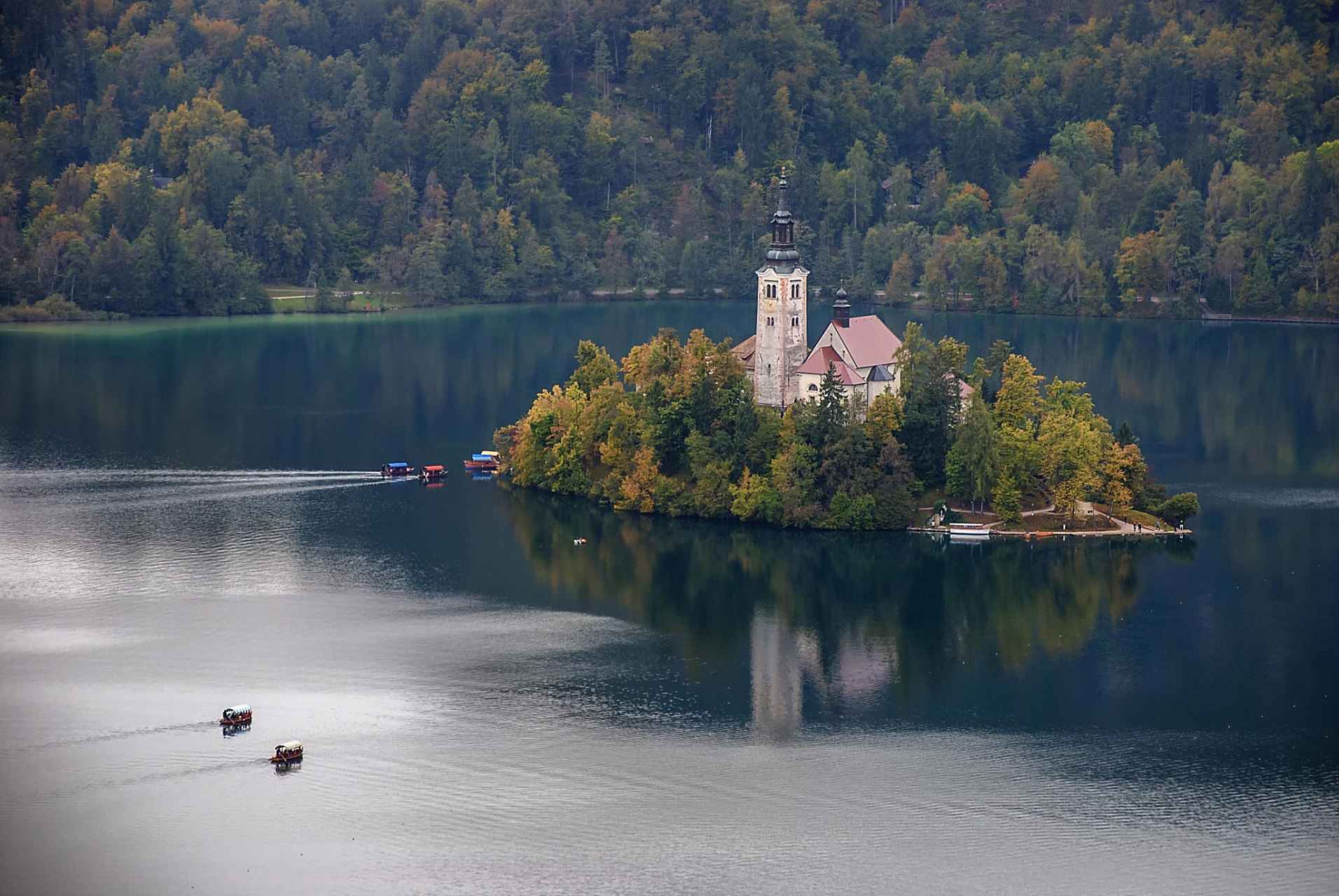 布莱德湖(bled lake)位于斯洛文尼亚西北部的阿尔卑斯山南麓,"三头山"