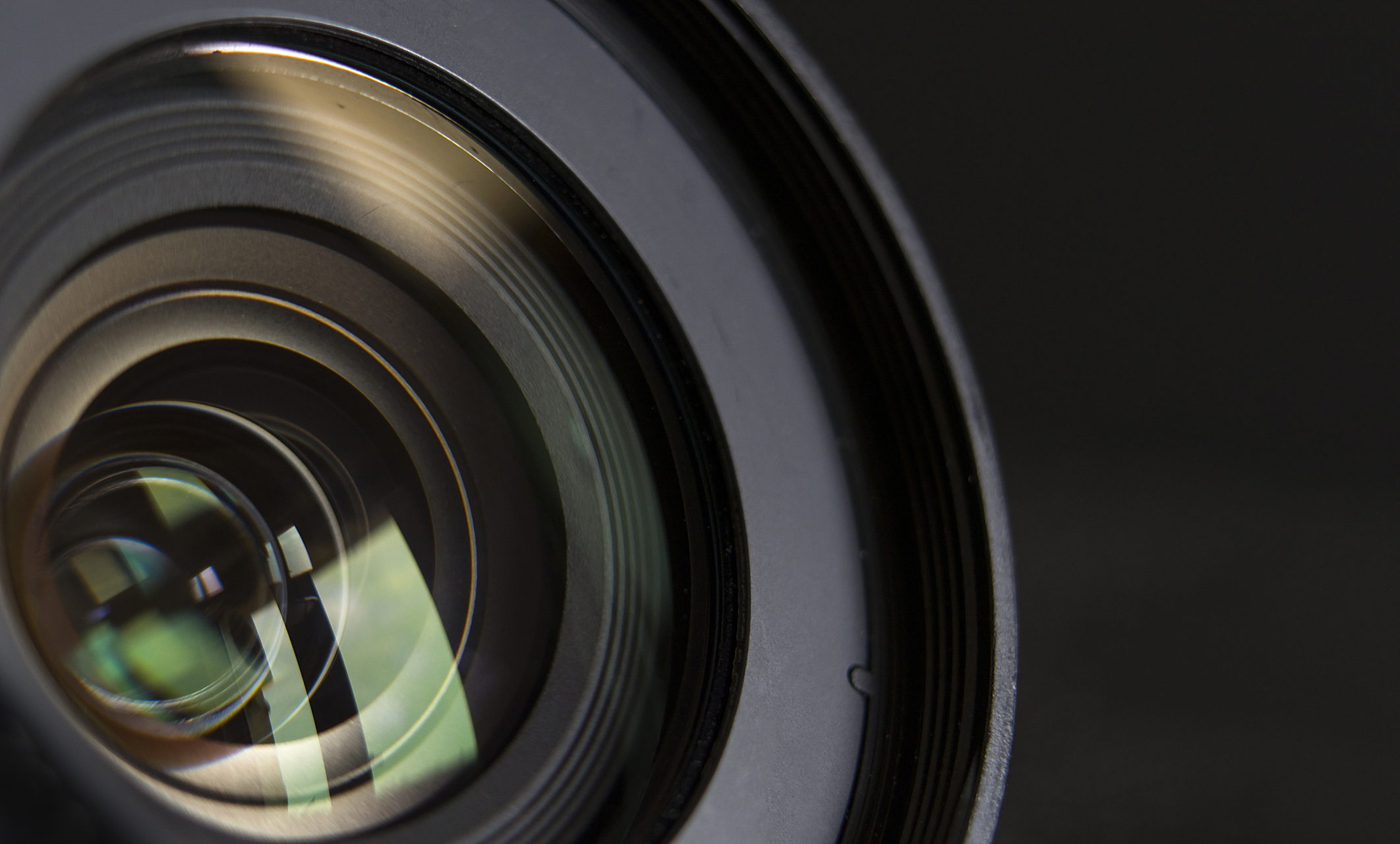 对索尼e卡口相机来说,主要的微距镜头选项有: 1. 索尼30mm f3.