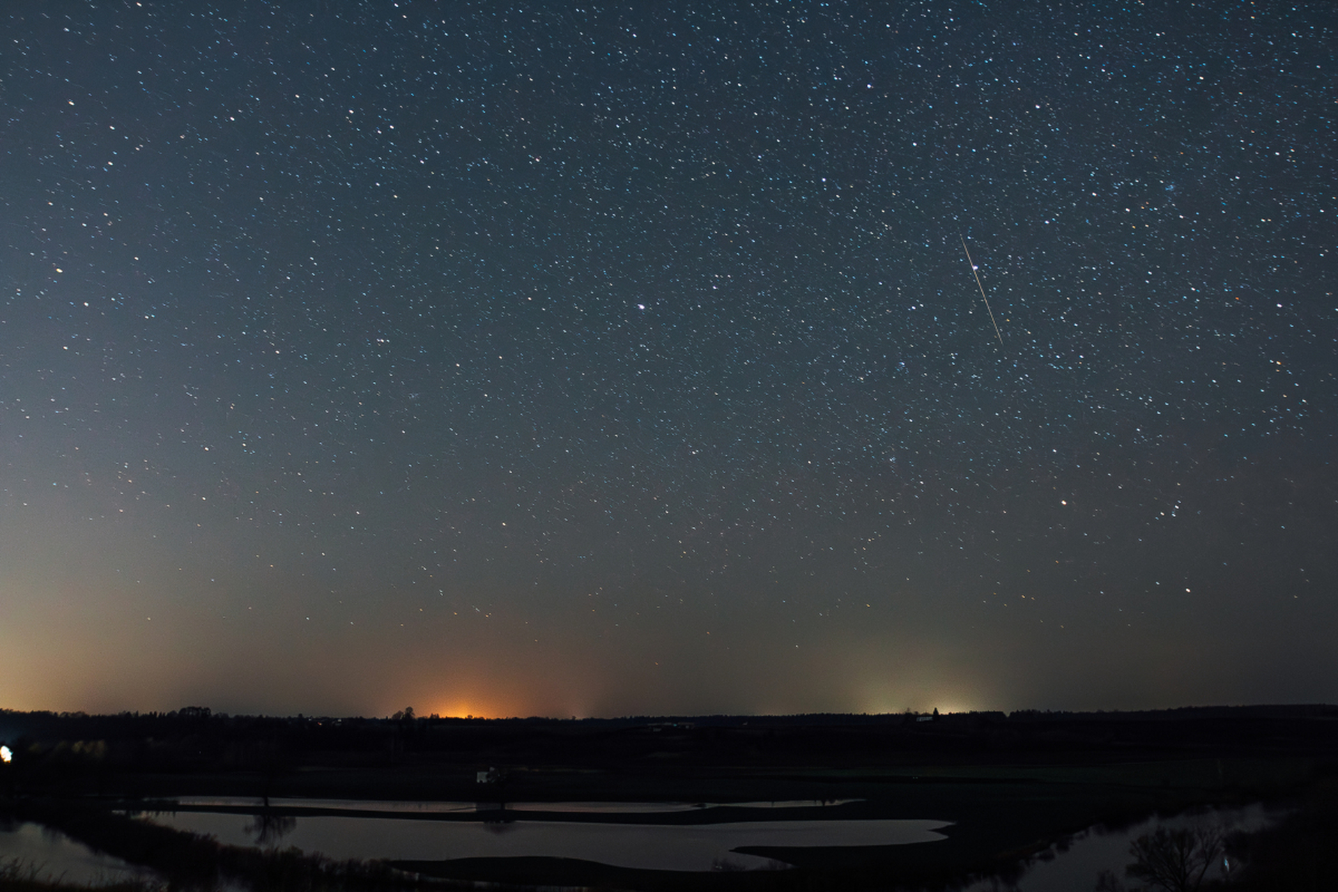 深邃的夜空,点缀着点点星光.