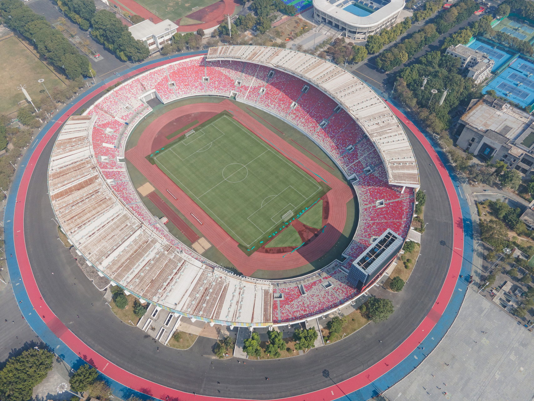 夏日闪光旅行家# 越秀山体育场位于越秀山南麓,是广州市的一座朗贩