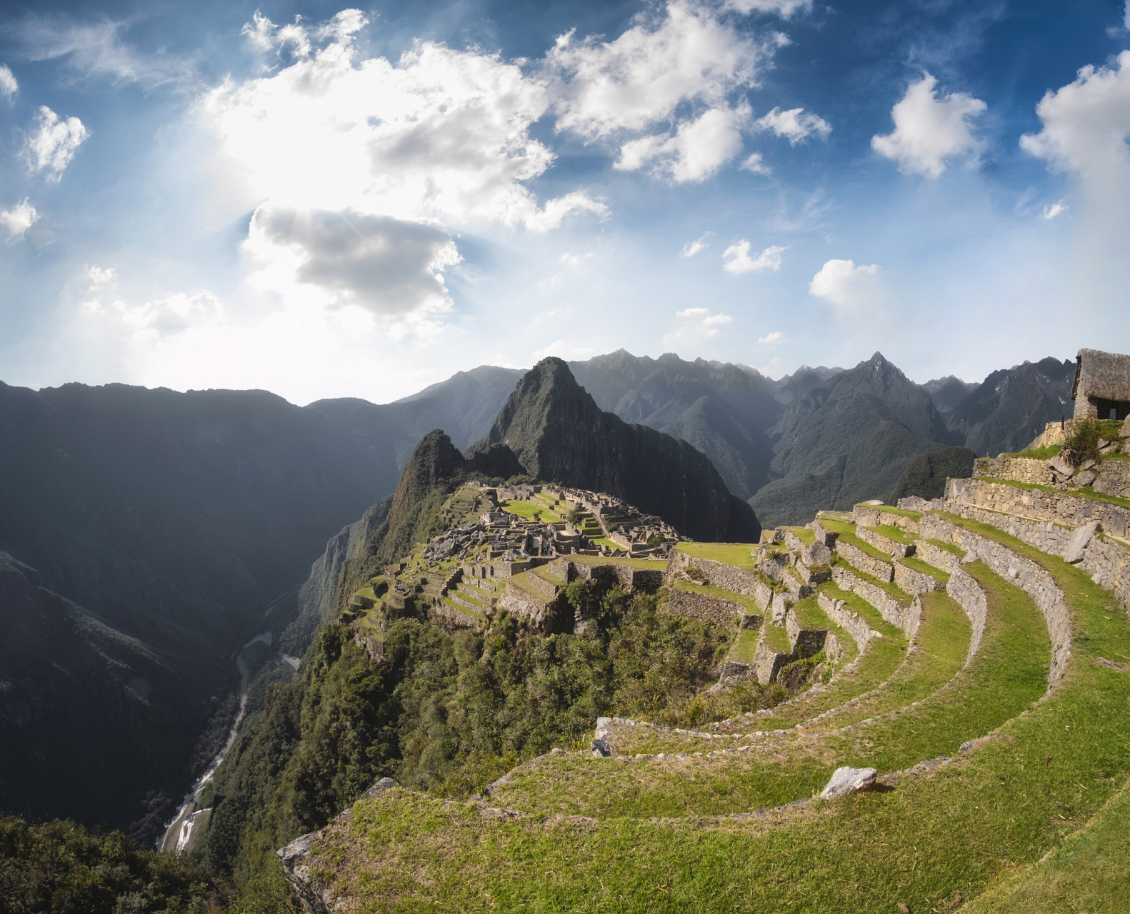 乌蒙山国家地质公园位置在贵州省六盘水市,地处少数民族聚居的"滇,黔