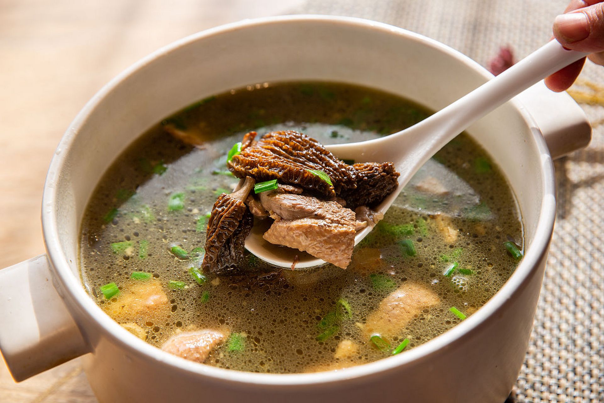 本文介绍了板面卤汤的精选食材和熬制技巧,包括焯水