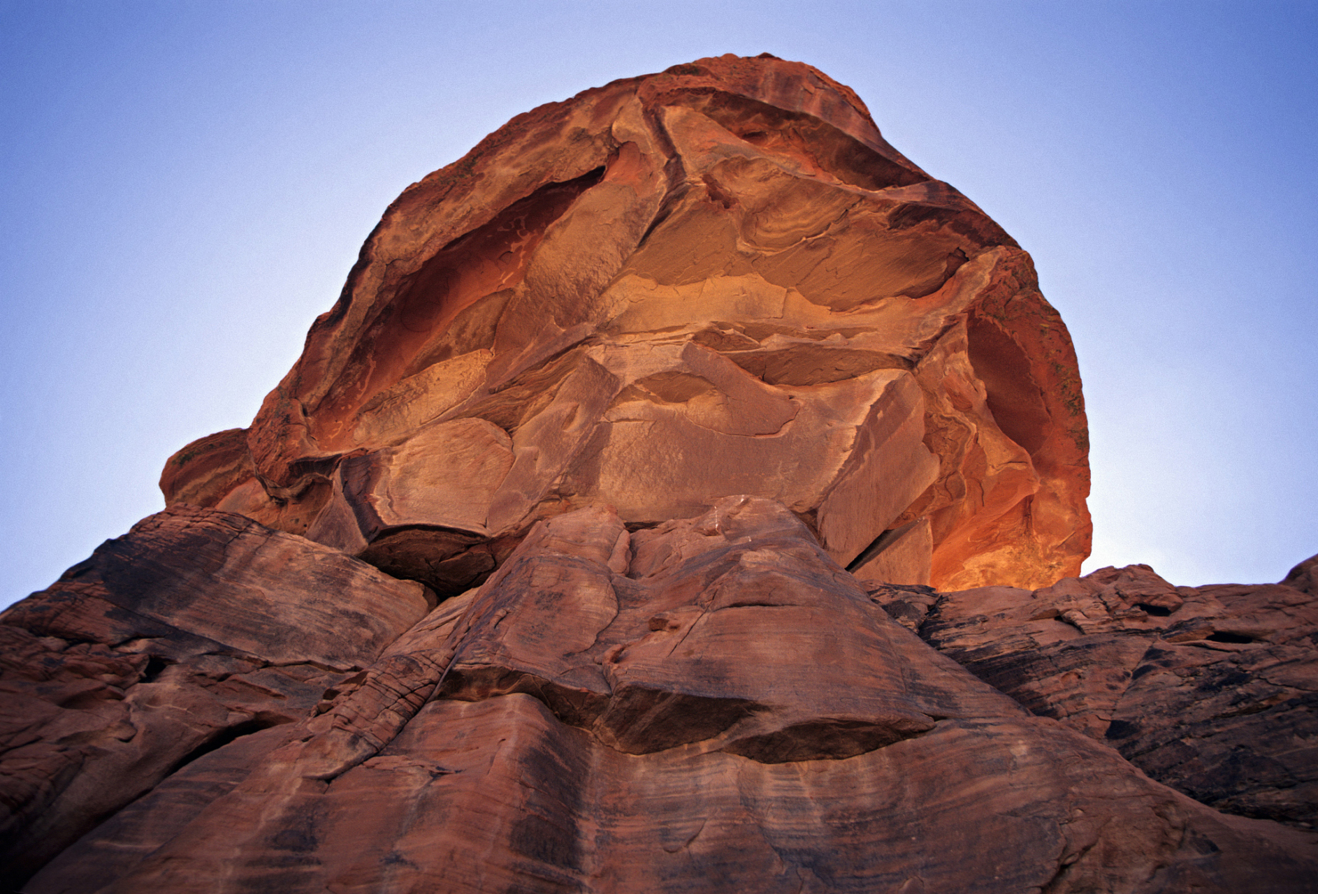 探索澳大利亚乌鲁鲁:红色巨岩的神秘魅力 乌鲁鲁,又称艾尔斯岩,位于