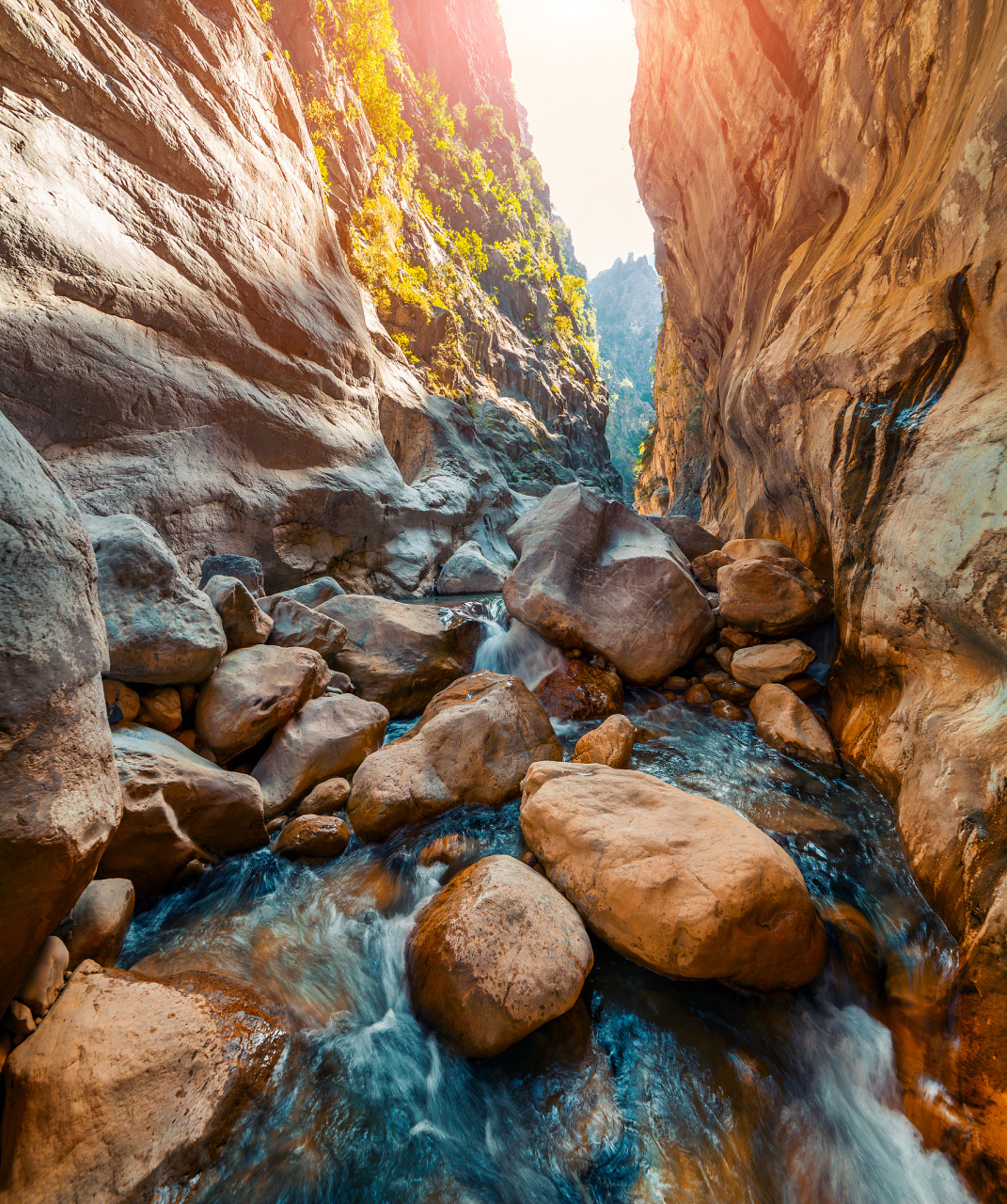 锦河大峡谷位于黑龙江省黑河市西南部,小兴安岭东麓,距离黑河市区13
