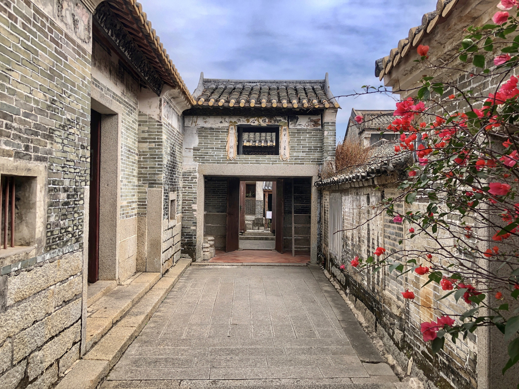 以下是深圳大鹏所城一日游攻略: 1.