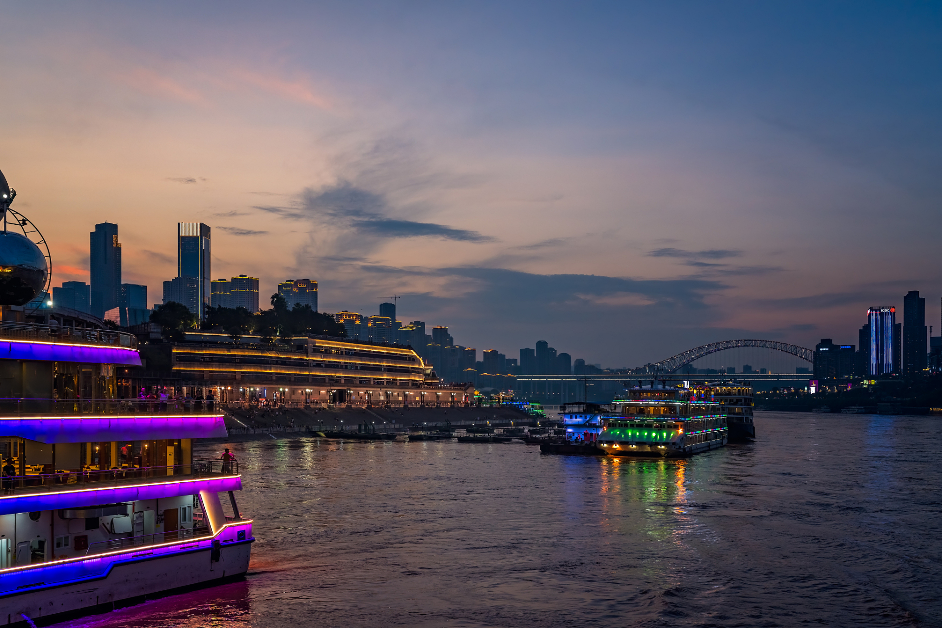 重庆秋天的夜间游船之旅 重庆的夜景素来被誉为"山城夜色",是闻名全国