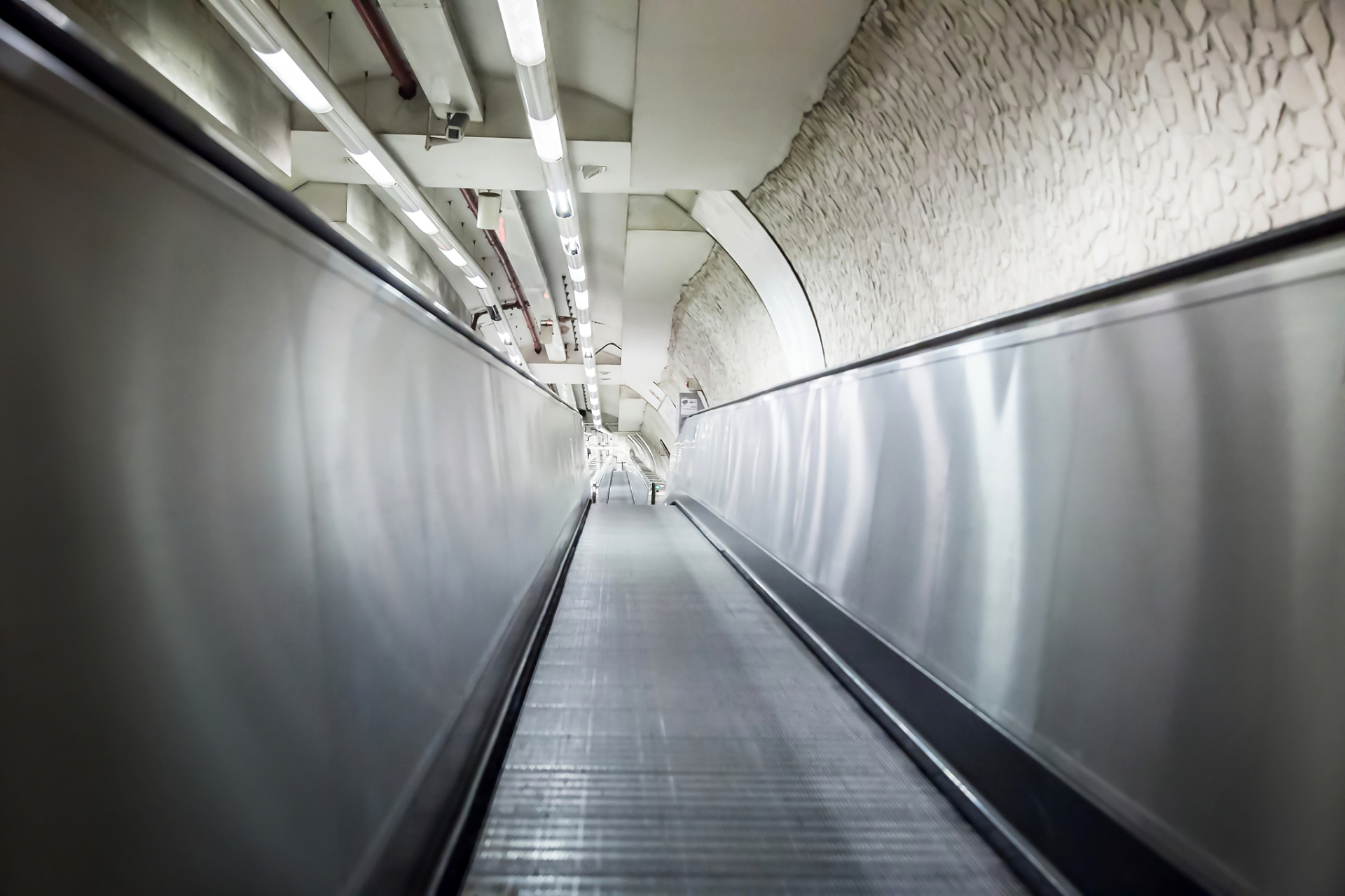 地铁区间疏散平台在地铁交通问题必不可少.