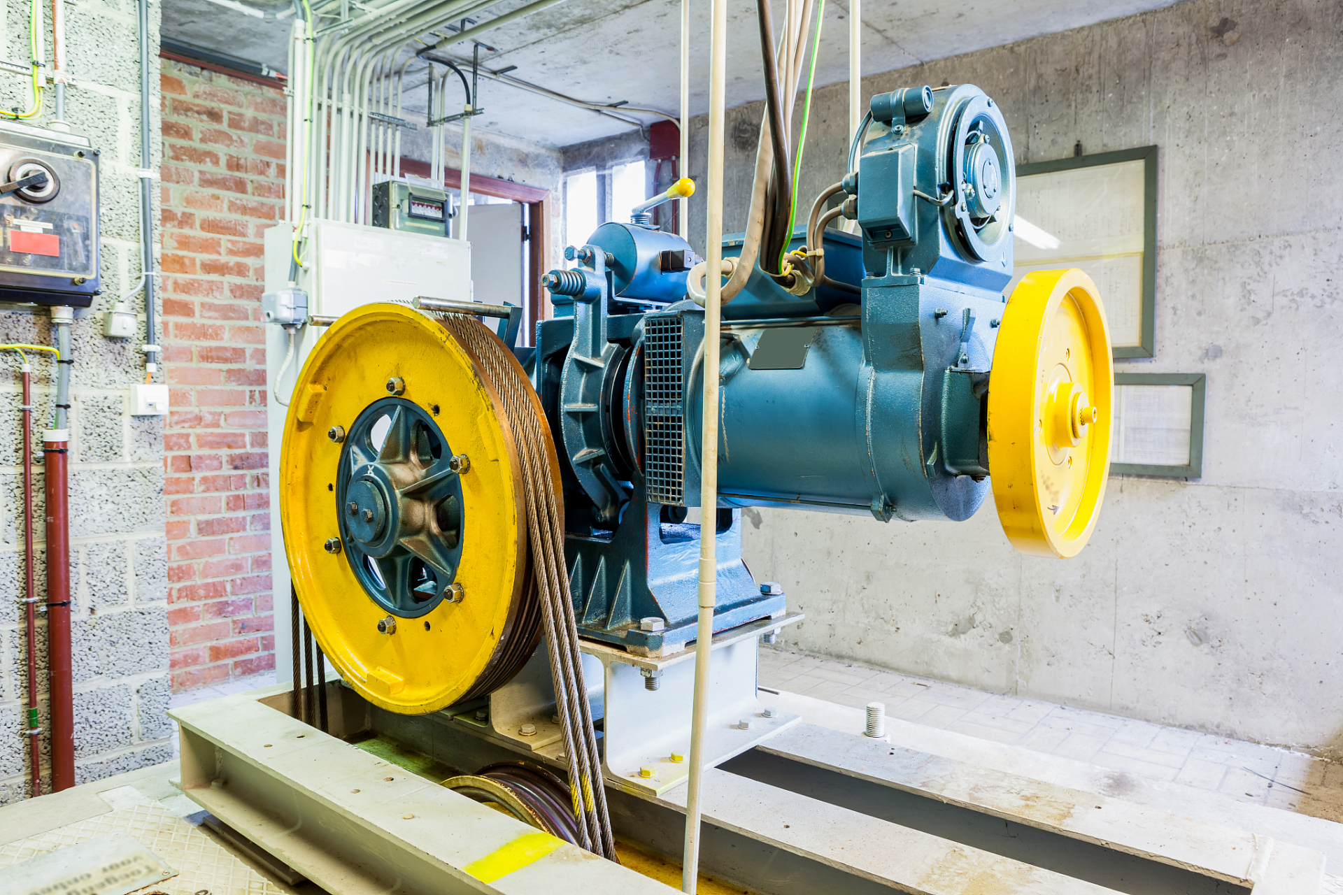 电梯曳引机是电梯的关键部件之一,其种类和优缺点如下:  传统蜗轮蜗杆